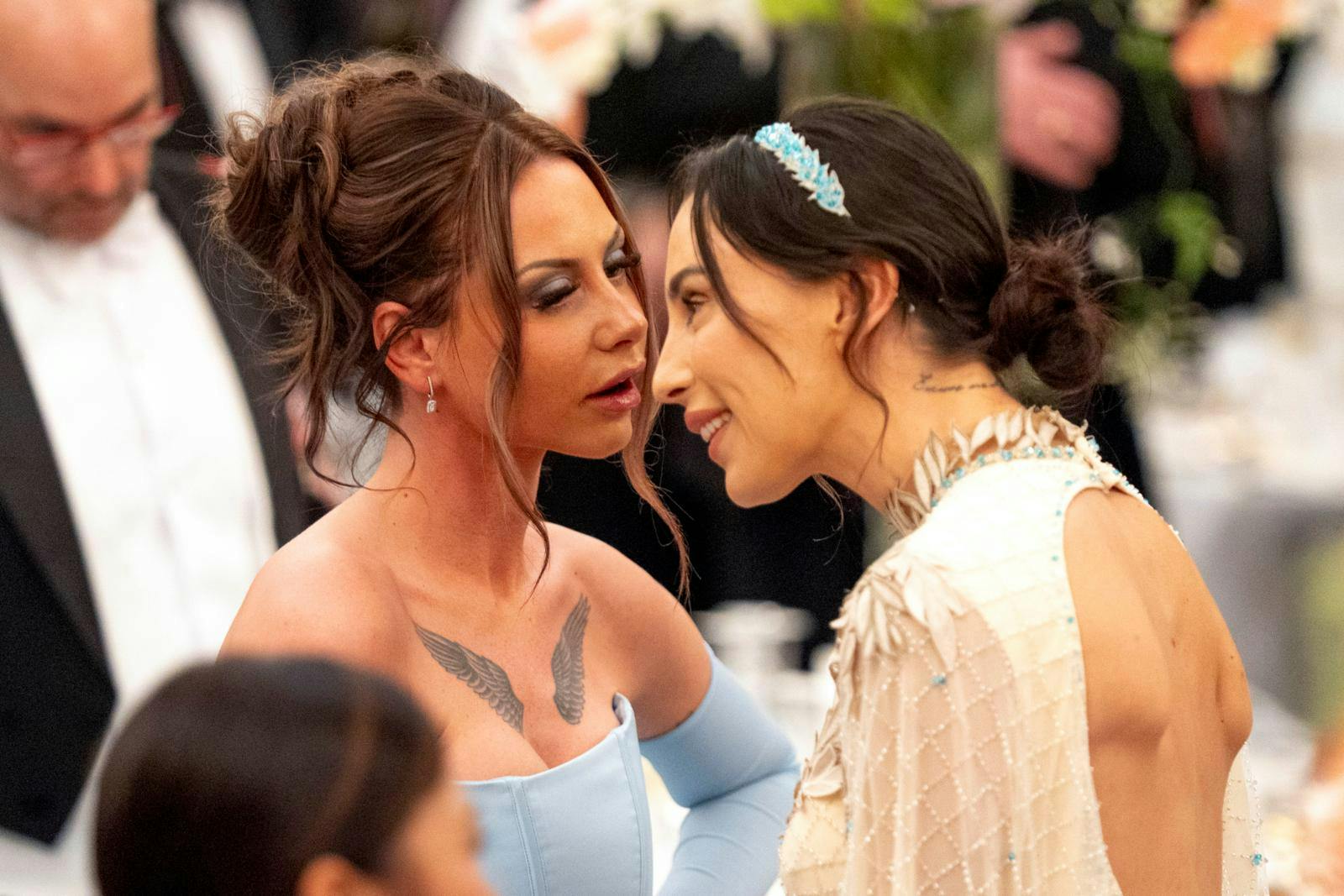 Tessa og Medina står skulder ved skulder i kampen for deres musik.