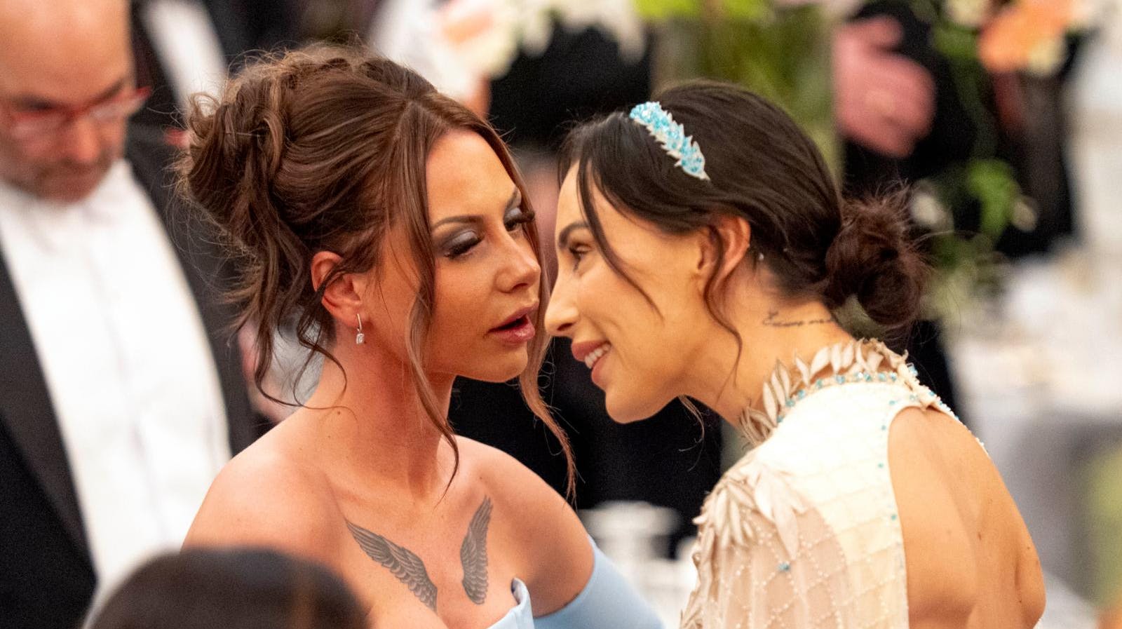 Tessa og Medina står skulder ved skulder i kampen for deres musik.