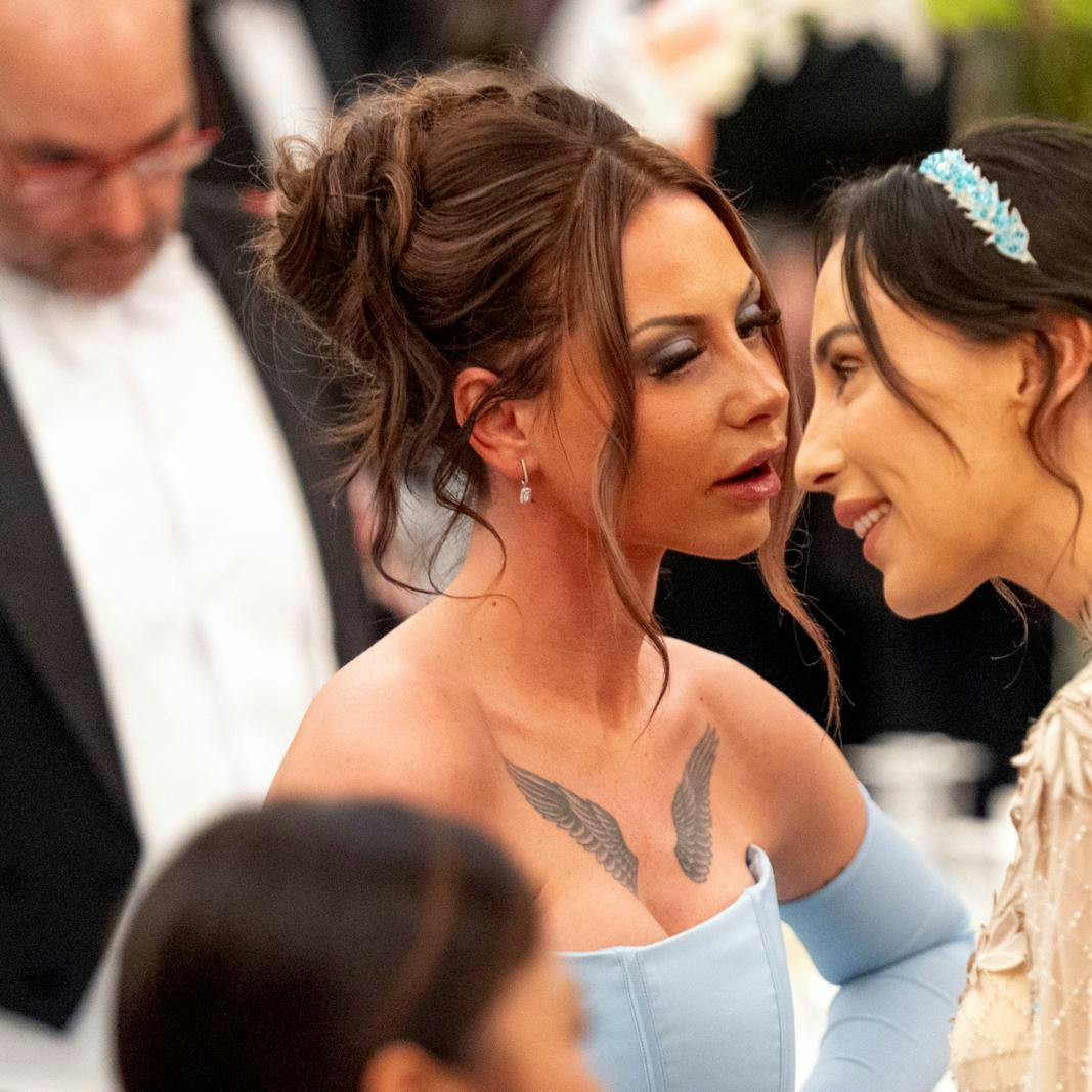 Tessa og Medina står skulder ved skulder i kampen for deres musik.