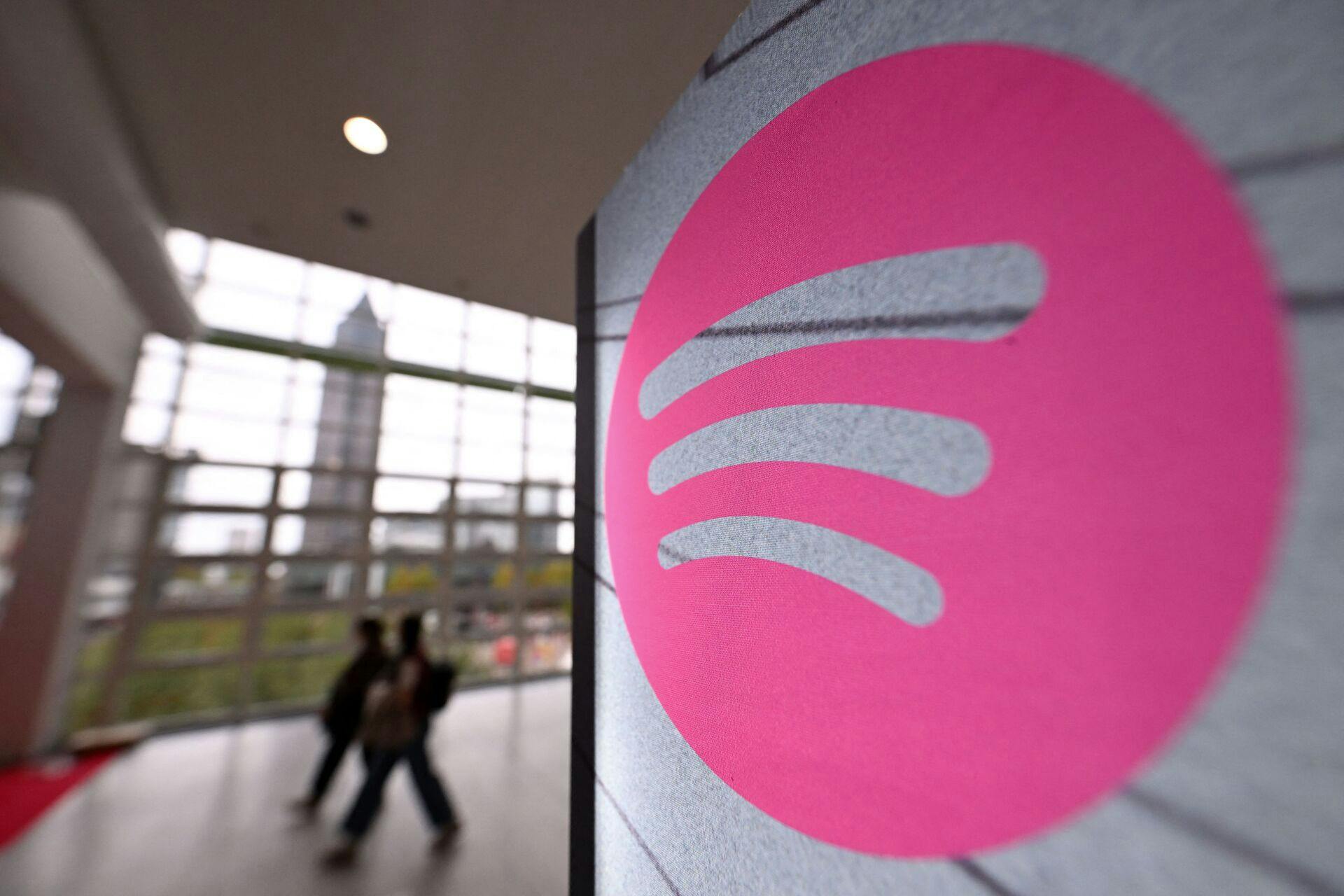 Spotify runder for første gang 700 millioner brugere, og både musik, podcasts og lydbøger streamer som aldrig før. Taylor Swifts rekordalbum har været med til at løfte væksten.