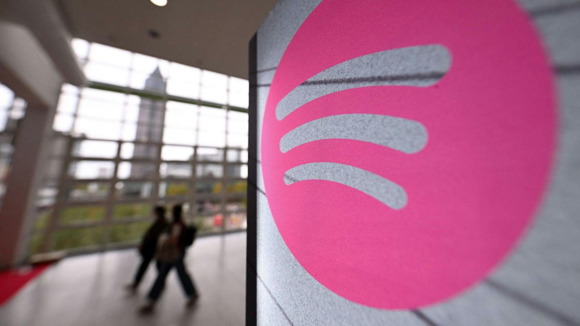 Spotify runder for første gang 700 millioner brugere, og både musik, podcasts og lydbøger streamer som aldrig før. Taylor Swifts rekordalbum har været med til at løfte væksten.