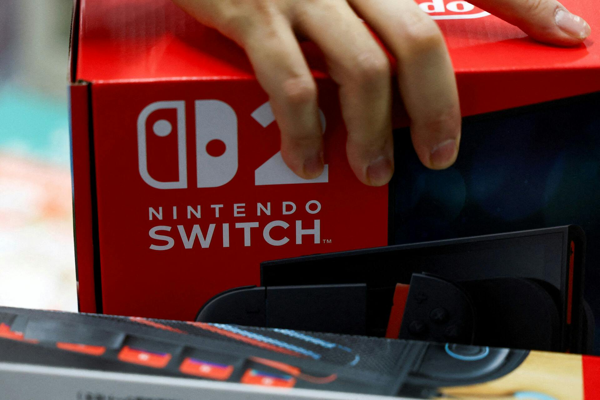 Nintendo hæver salgsprognosen for den nye Switch 2-konsol, der med spil som "Mario Kart World" og "Donkey Kong Bonanza" har fået en stærk start siden lanceringen i juni. Målet er nu 19 millioner solgte enheder i år.