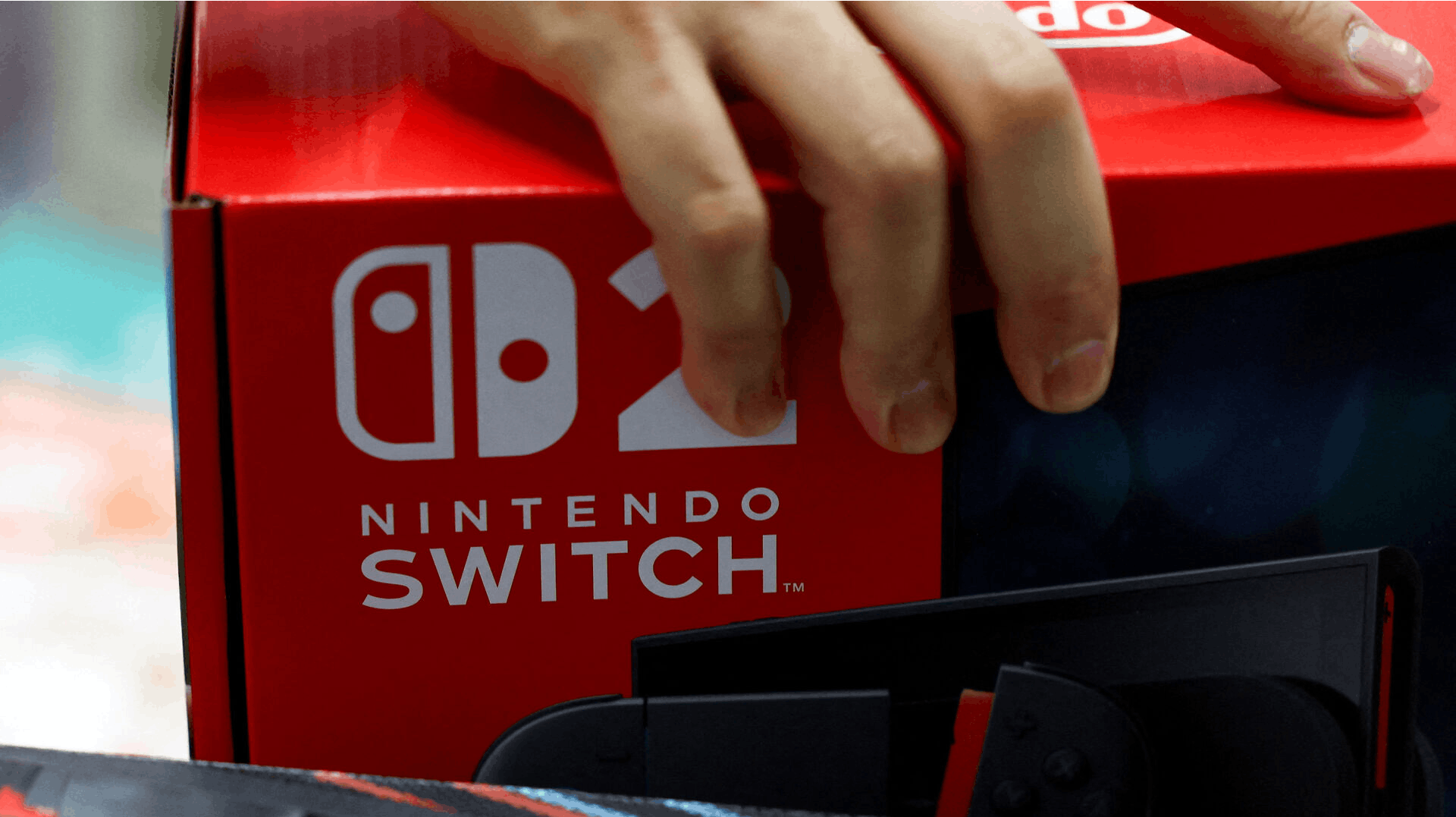 Nintendo hæver salgsprognosen for den nye Switch 2-konsol, der med spil som "Mario Kart World" og "Donkey Kong Bonanza" har fået en stærk start siden lanceringen i juni. Målet er nu 19 millioner solgte enheder i år.