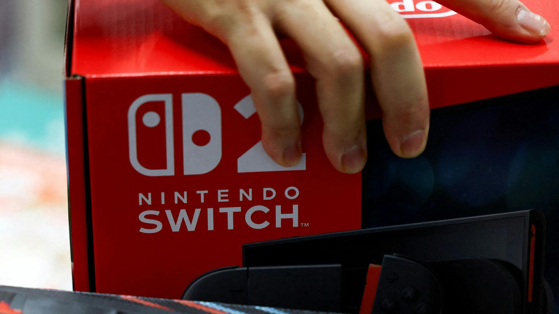 Nintendo hæver salgsprognosen for den nye Switch 2-konsol, der med spil som "Mario Kart World" og "Donkey Kong Bonanza" har fået en stærk start siden lanceringen i juni. Målet er nu 19 millioner solgte enheder i år.