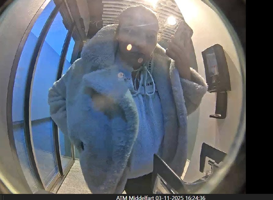 Her ses kvinden, der er i gang med at hæve penge fra et af ofrenes kreditkort.