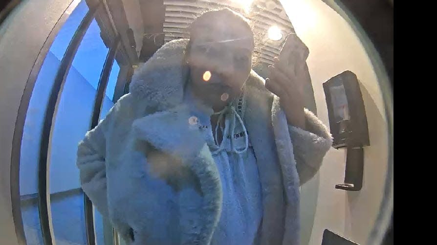 Her ses kvinden, der er i gang med at hæve penge fra et af ofrenes kreditkort.