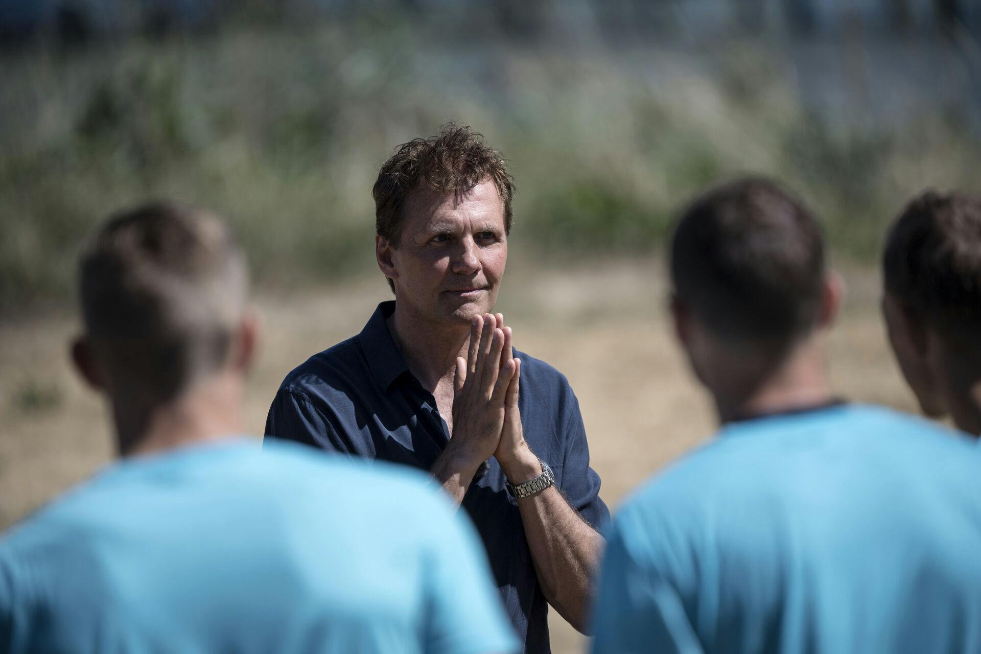 BÅSTAD 2018-05-30 SVT:s programledare Micke Leijnegard får tänka om då produktionens paintball aktivitet inte fungerade. Foto Björn Larsson Rosvall / TT / Kod 9200