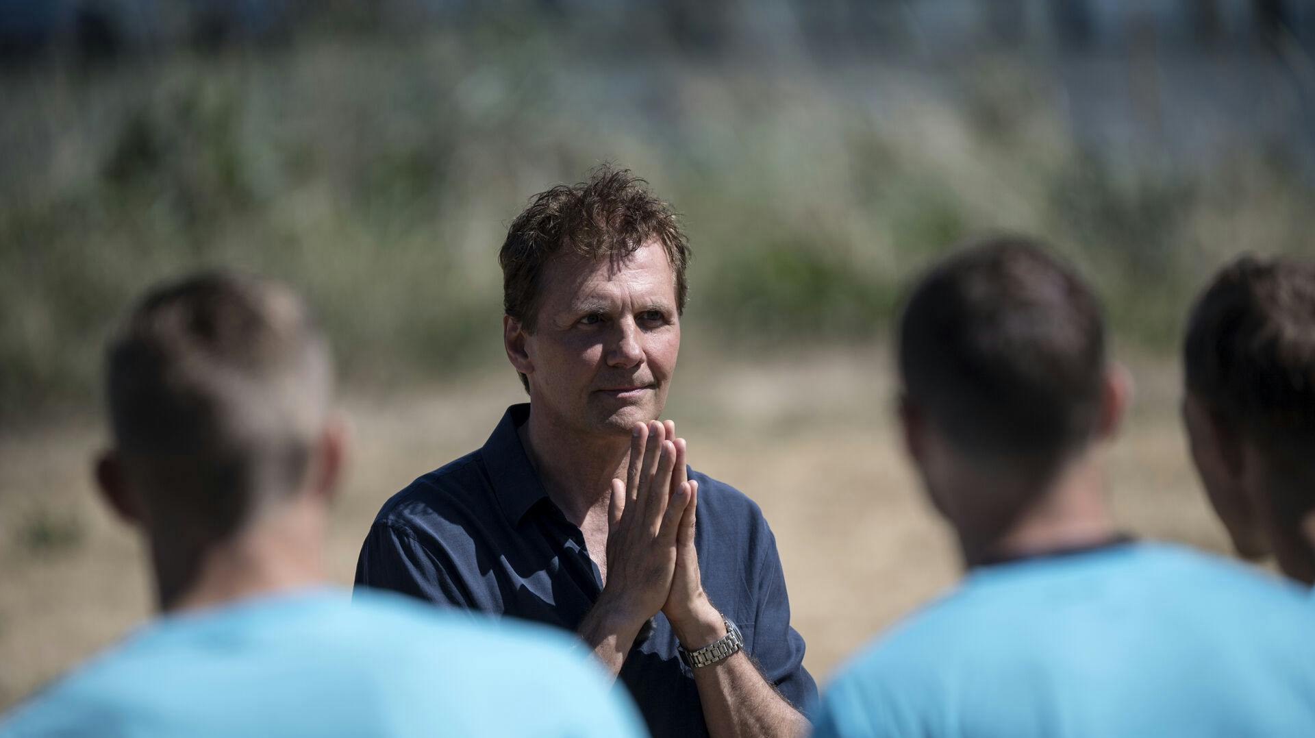 BÅSTAD 2018-05-30 SVT:s programledare Micke Leijnegard får tänka om då produktionens paintball aktivitet inte fungerade. Foto Björn Larsson Rosvall / TT / Kod 9200