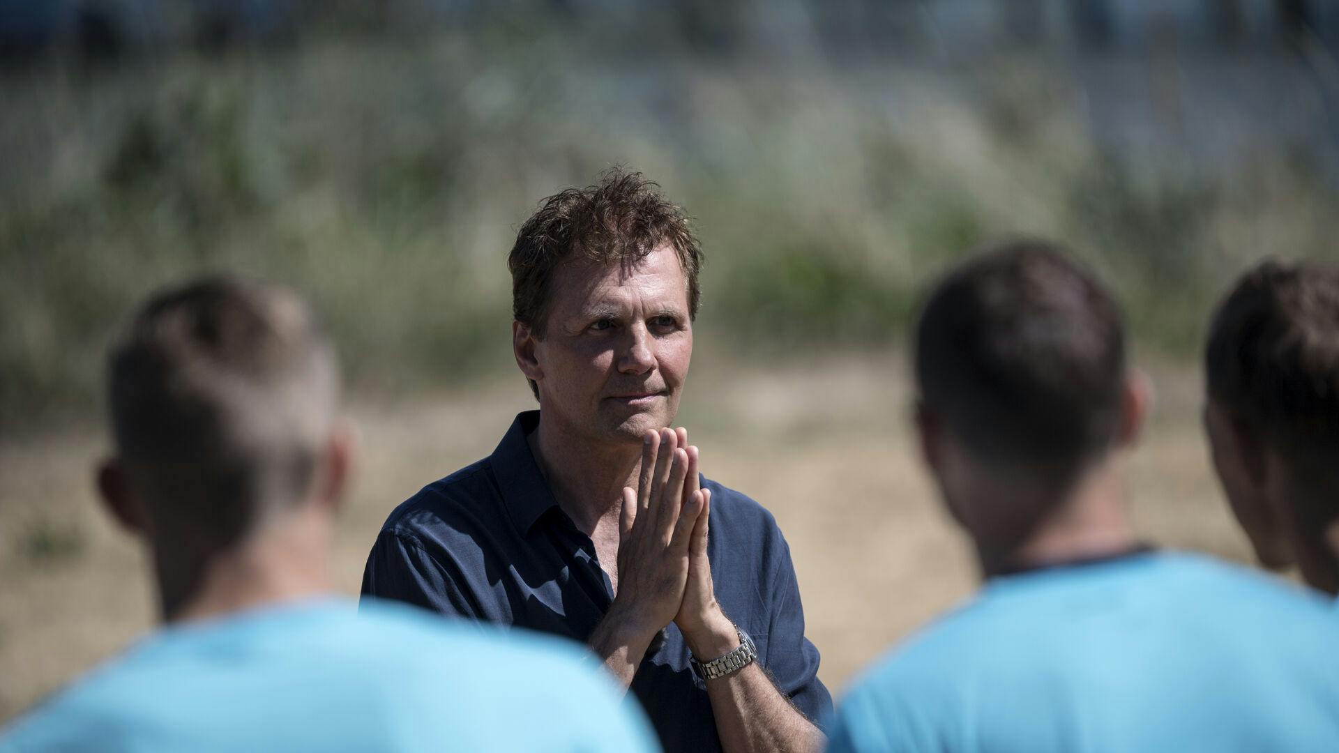 BÅSTAD 2018-05-30 SVT:s programledare Micke Leijnegard får tänka om då produktionens paintball aktivitet inte fungerade. Foto Björn Larsson Rosvall / TT / Kod 9200