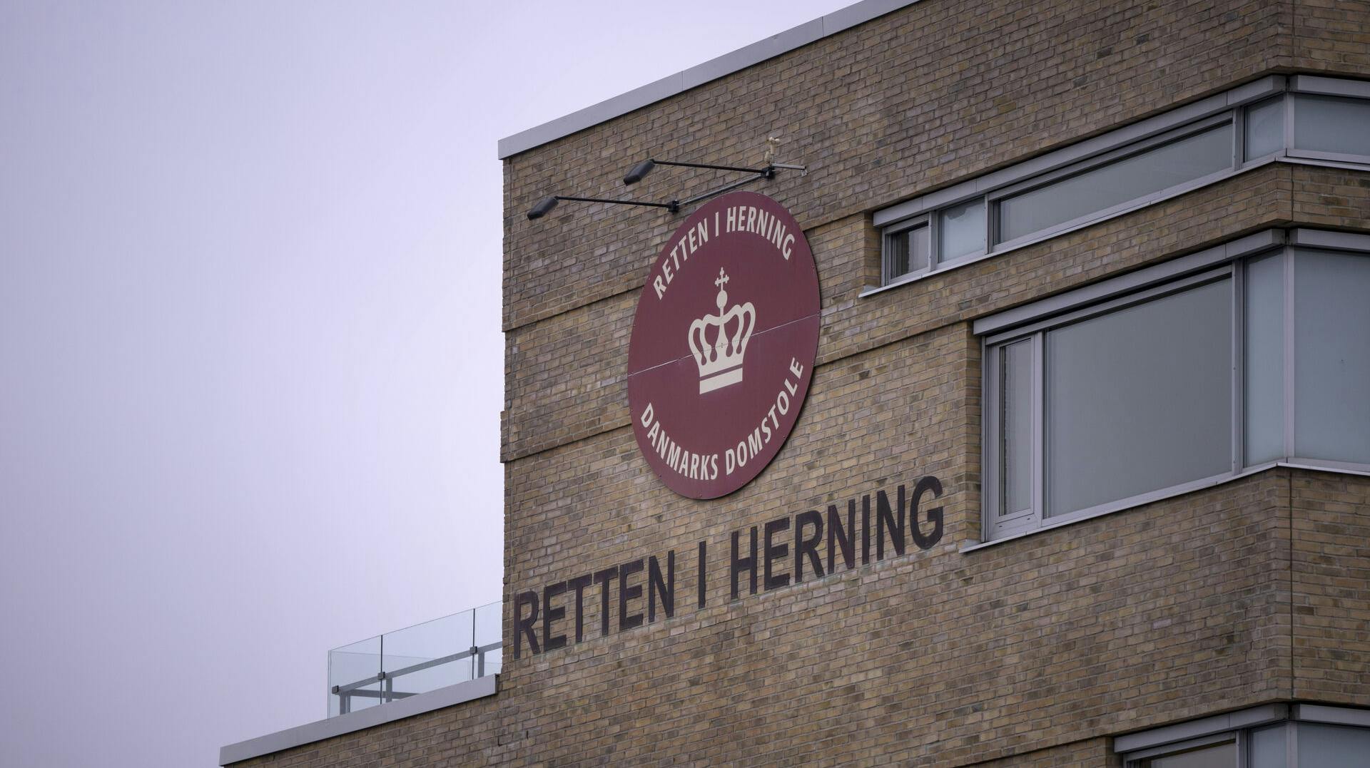 Dørene blev hurtigt lukket i Retten i Herning onsdag, hvor en 19-årig mand er sigtet for at have fået en i dag 17-årig dreng til at dræbe en 21-årig kvinde.