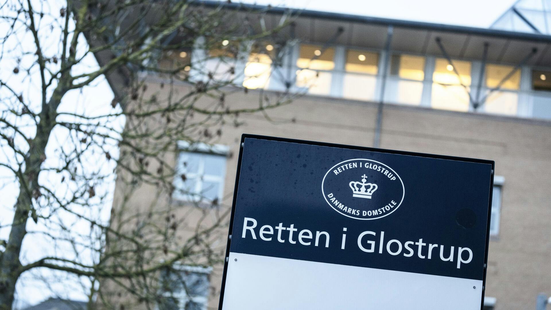 En dommer ved Retten i Glostrup har onsdag varetægtsfængslet en kvinde i sagen om et skuddrab i en bil i Søborg.