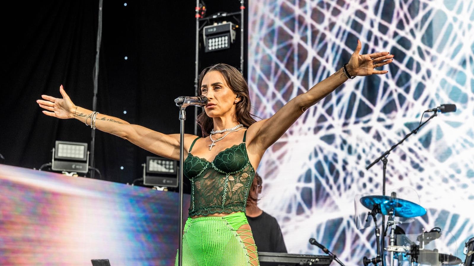 Medina får også selskab af newzealandske Lorde under festivalen.