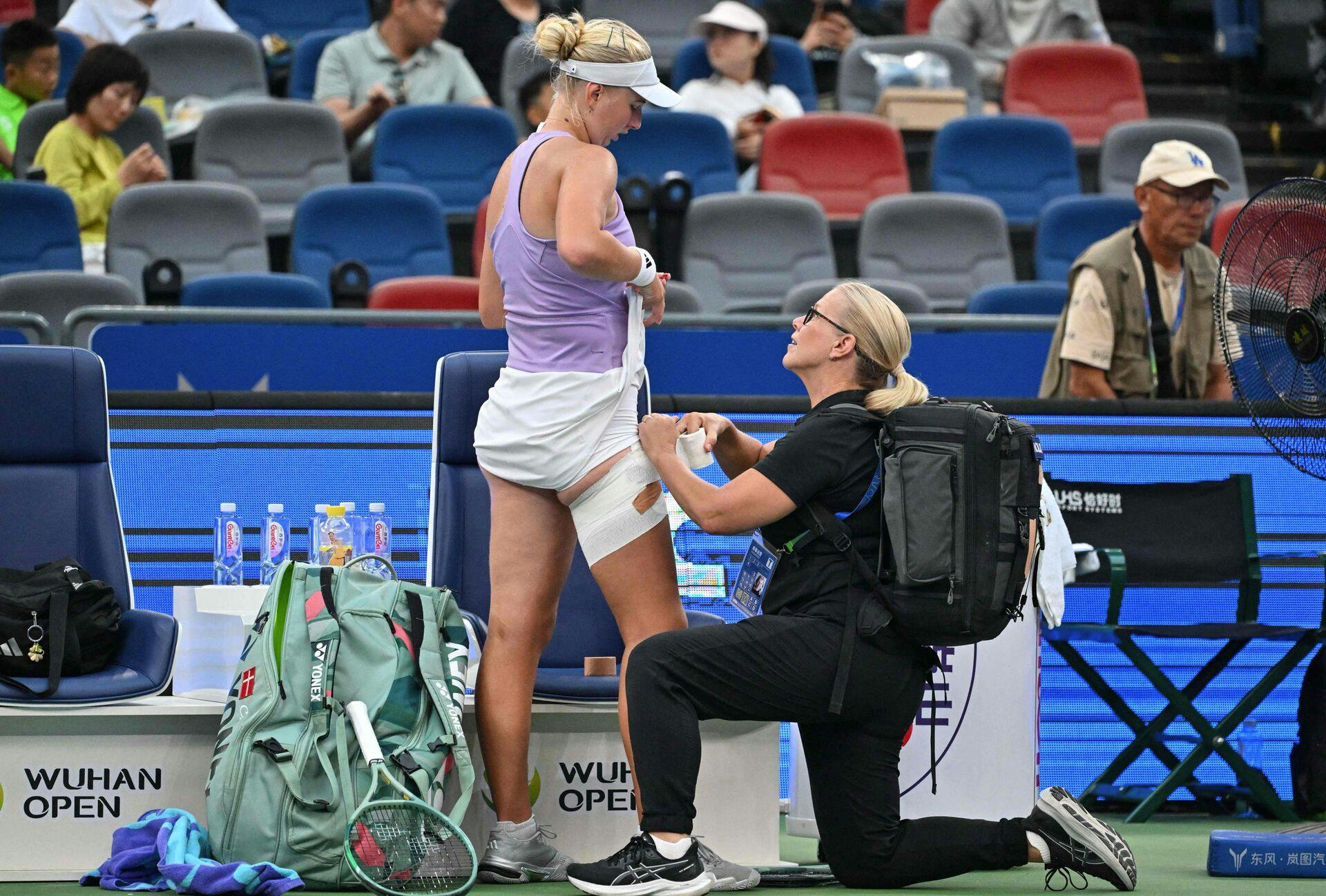 Den danske tennisstjerne har meldt afbud, og dermed må landsholdet undvære både hendes verdensklasse-niveau og rutine, når gruppekampene spilles senere på måneden.