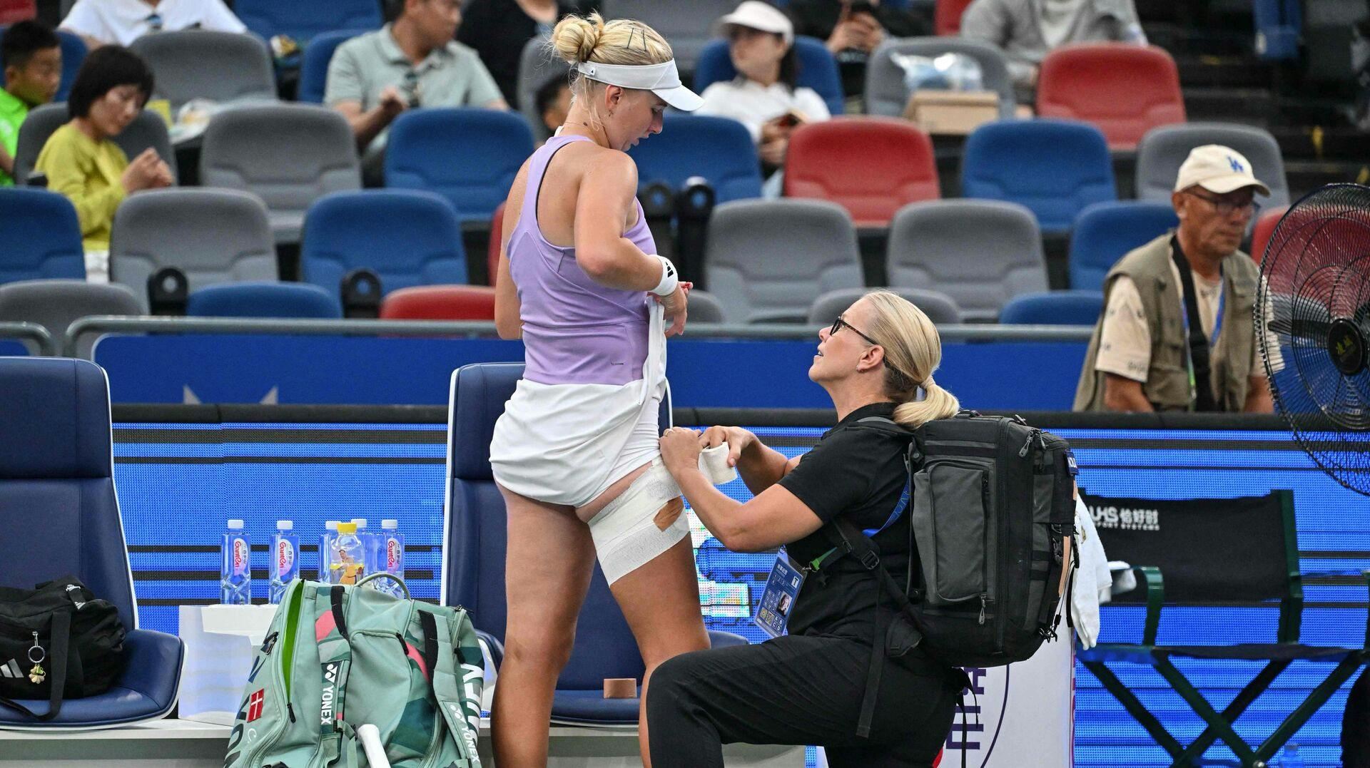 Den danske tennisstjerne har meldt afbud, og dermed må landsholdet undvære både hendes verdensklasse-niveau og rutine, når gruppekampene spilles senere på måneden.