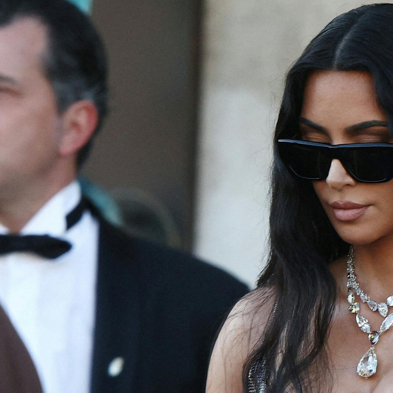 Kim Kardashians rolle som forsvarsadvokat i "All’s Fair" burde ifølge britiske anmeldere være blevet i skrivebordsskuffen.