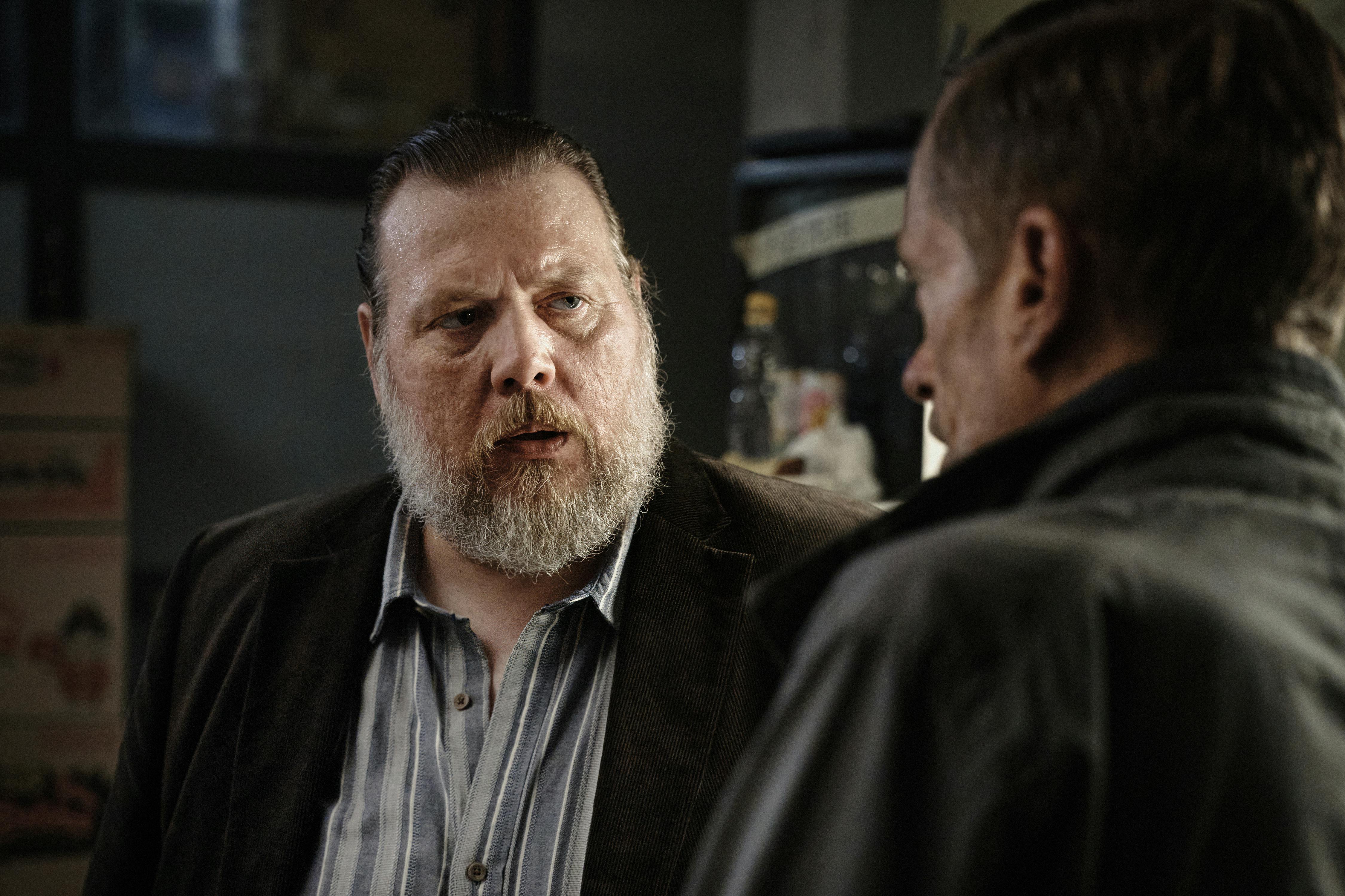 Nicolas Bro spiller rollen som den erfarne PET-efterforsker Folke, der hverver politiaspiranten Tea (Clara Dessau) og sender hende undercover.