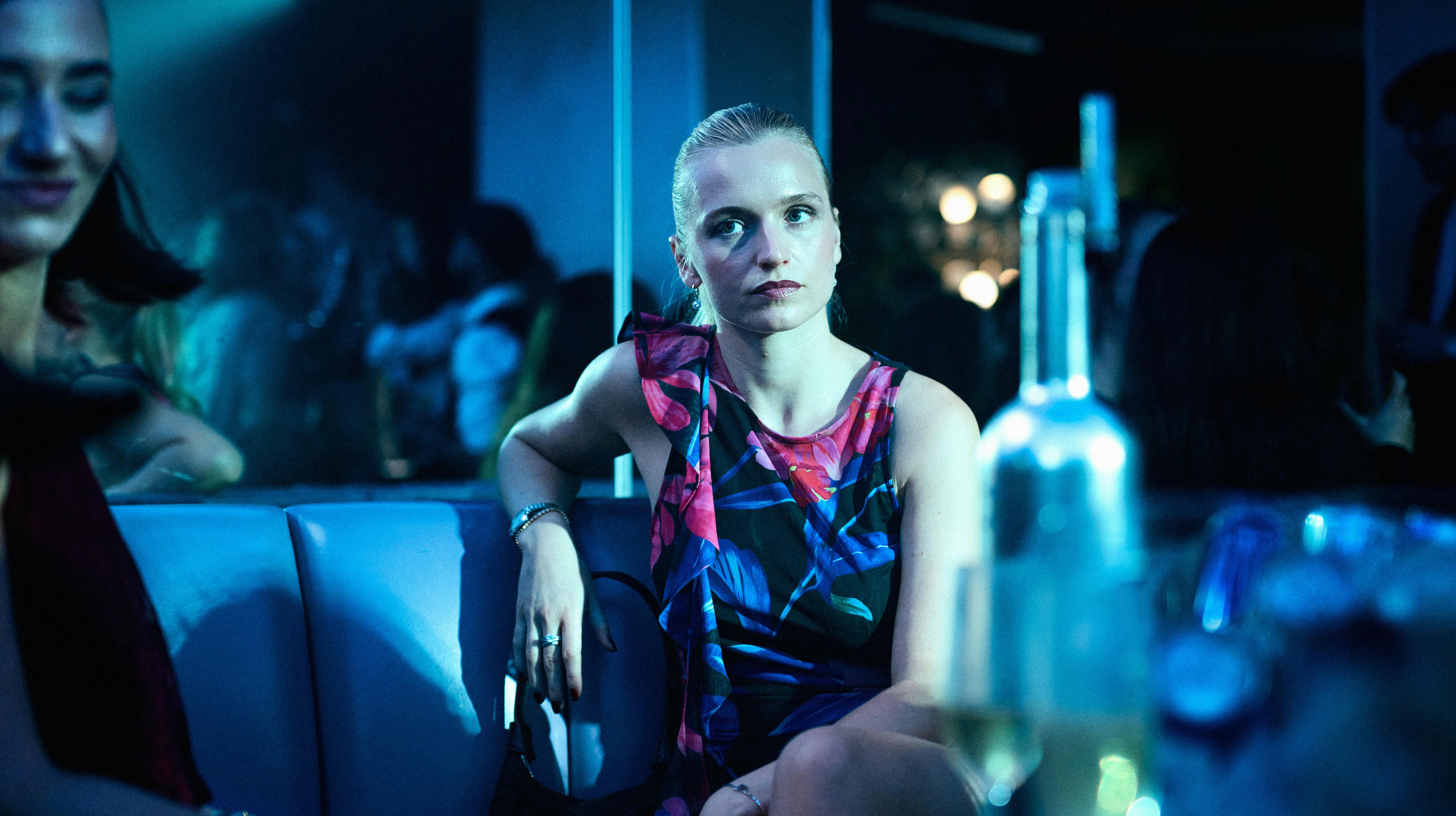 Clara Dessau brillerer i rollen som den mystiske og dygtige politiagent Tea, der går undercover for at få ram på en frygtet narkobaron i Netflix-hittet "Legenden".