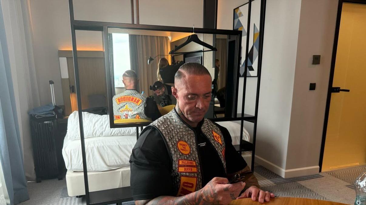 Claus Palermo i sin vest fra Bandidos. Han er i dag medlem af rockerklubben i Palermo, Italien. Han håber og tror på at klubben ender med at vinde forbudssagen i Landsretten.