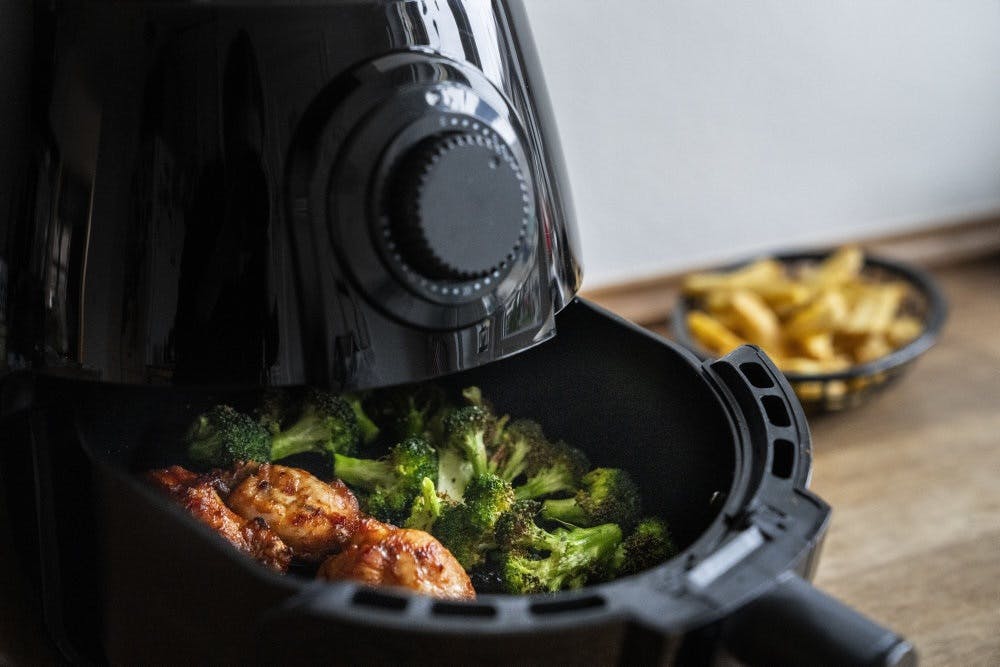 Den første Airfryer blev produceret og præsenteret af Philips i 2010. 15 år senere er ordet 'airfryer' kommet i Den Danske Ordbog. (Arkivfoto) - Foto: Ida Marie Odgaard/Ritzau Scanpix