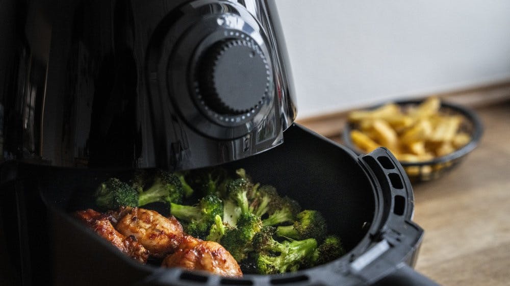 Den første Airfryer blev produceret og præsenteret af Philips i 2010. 15 år senere er ordet 'airfryer' kommet i Den Danske Ordbog. (Arkivfoto) - Foto: Ida Marie Odgaard/Ritzau Scanpix