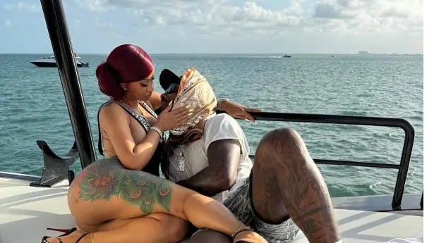 Cardi B med Stefon Diggs, der netop er bekræftet som værende far til en anden kvindes barn.