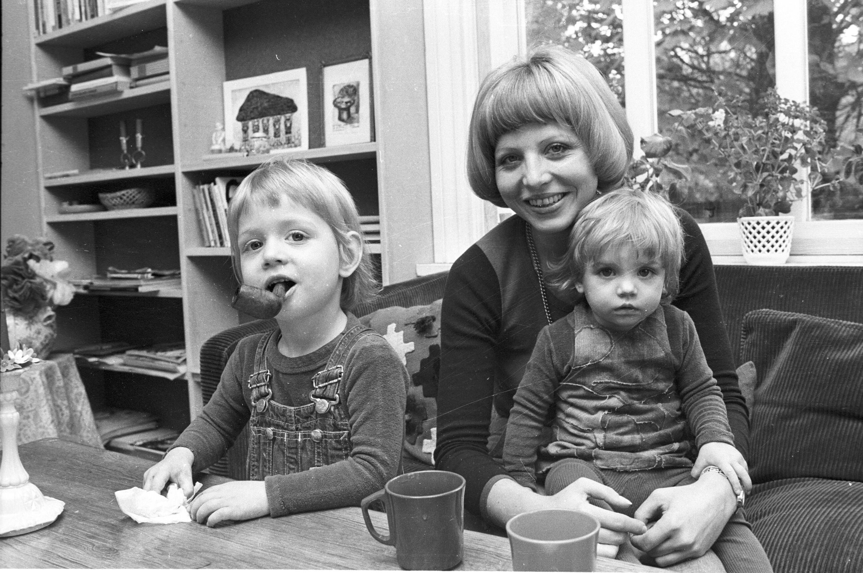 Skuespiller Helle Hertz med sine børn, datteren Laura Bro på skødet og sønnen Nicolas Bro med pibe