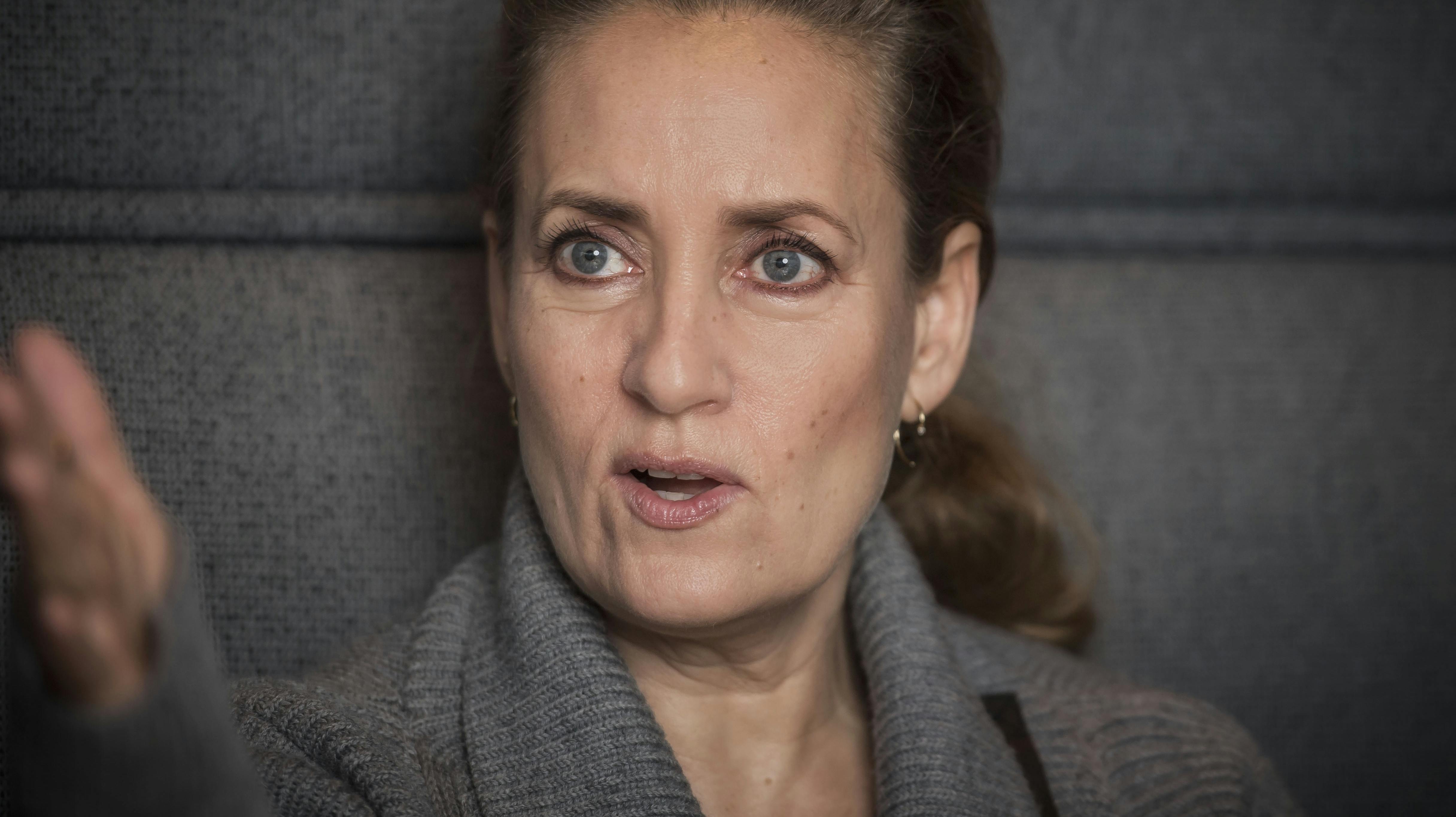 Camilla Miehe-Renards kærlighedsliv blev påvirket af sin allerførste store kærligheds selvmord, fortæller hun i sin nye bog.