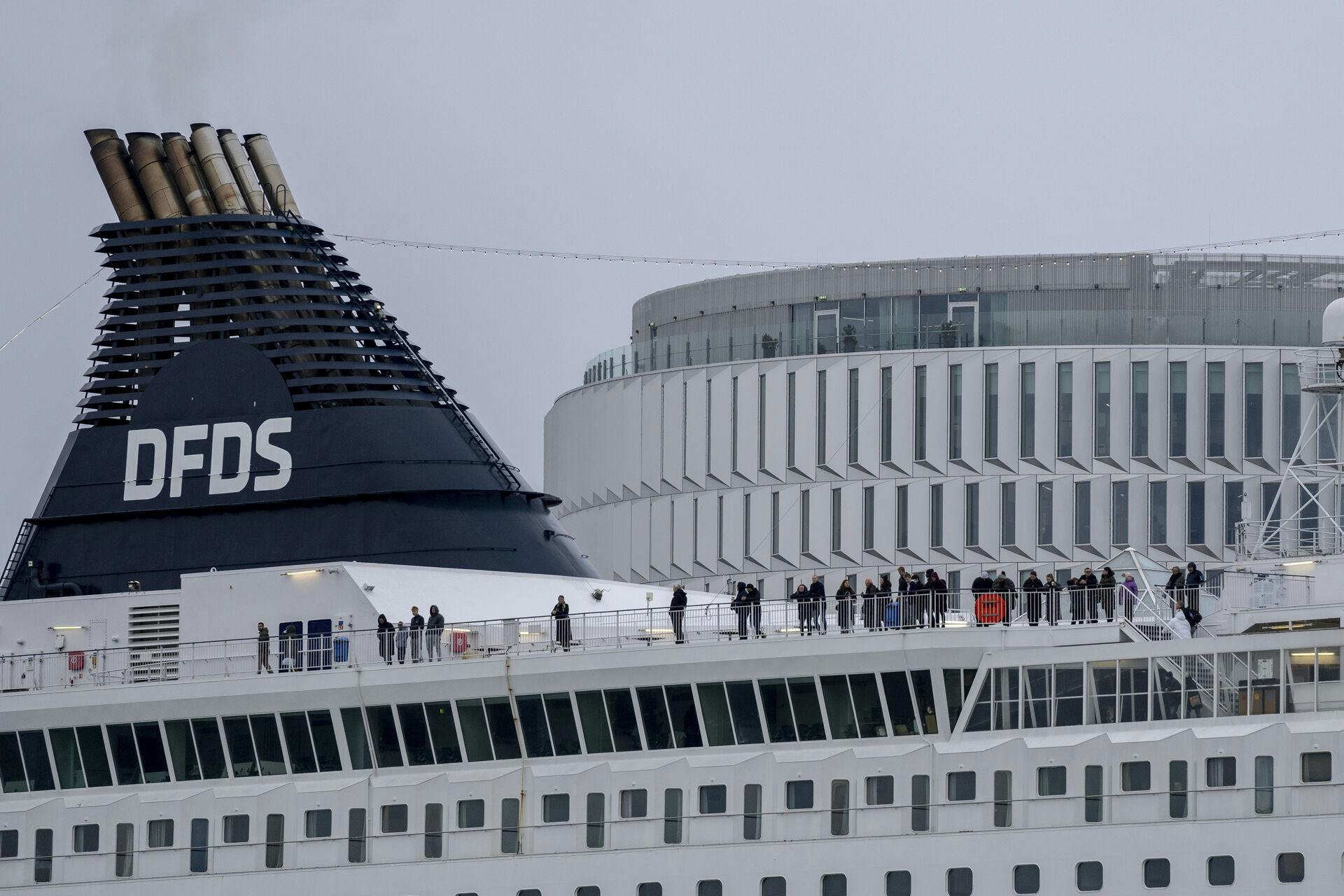 Rederiet DFDS nedjusterer forventningerne til 2025 og lancerer et spareprogram, der betyder farvel til omkring 400 ansatte. Samtidig igangsættes jagten på en ny direktør, efter at bestyrelsen har besluttet at finde en afløser for Torben Carlsen.