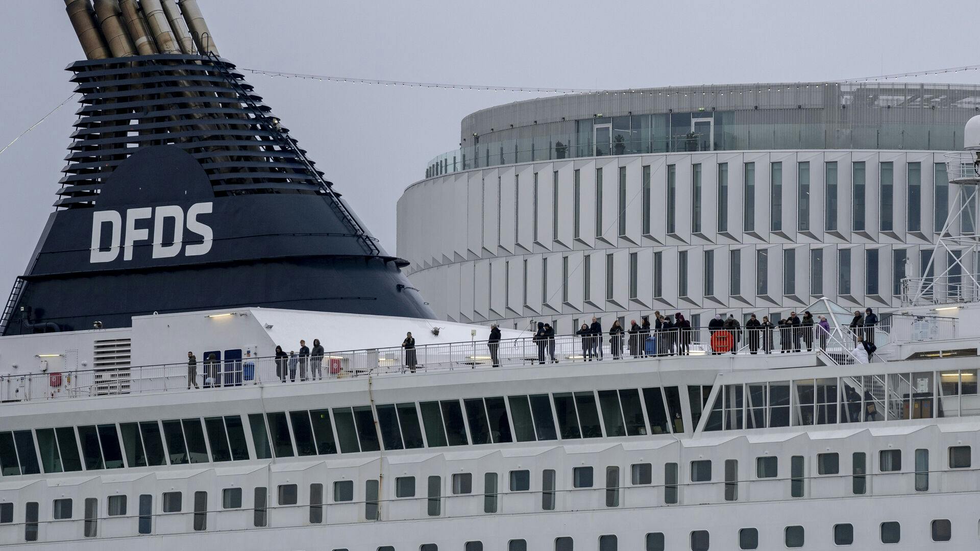 Rederiet DFDS nedjusterer forventningerne til 2025 og lancerer et spareprogram, der betyder farvel til omkring 400 ansatte. Samtidig igangsættes jagten på en ny direktør, efter at bestyrelsen har besluttet at finde en afløser for Torben Carlsen.