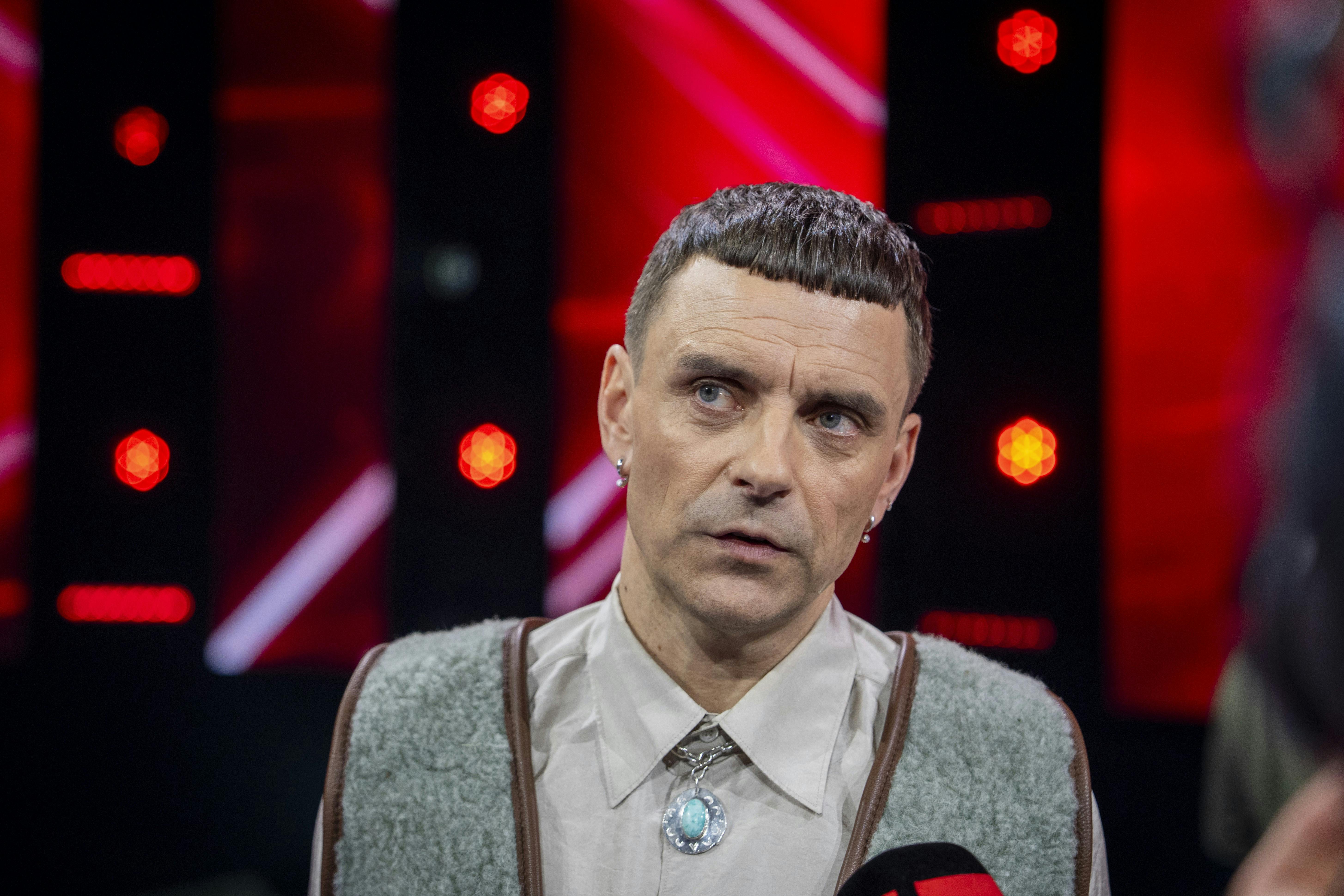 Scenedesignet til Simons Kvamms koncert er blevet ændret, efter billetsalget startede, og det får konsekvenser for flere købere.