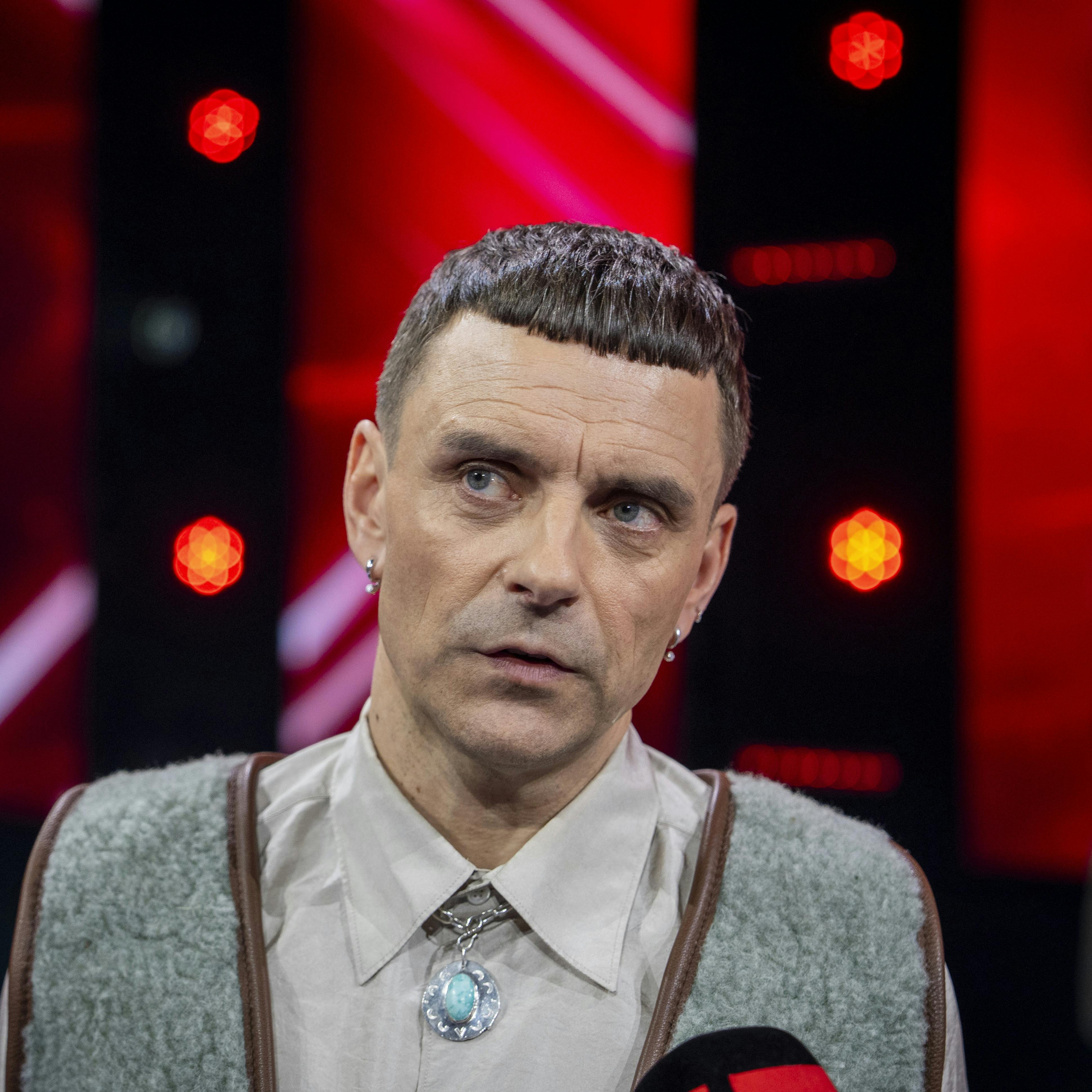 Scenedesignet til Simons Kvamms koncert er blevet ændret, efter billetsalget startede, og det får konsekvenser for flere købere.