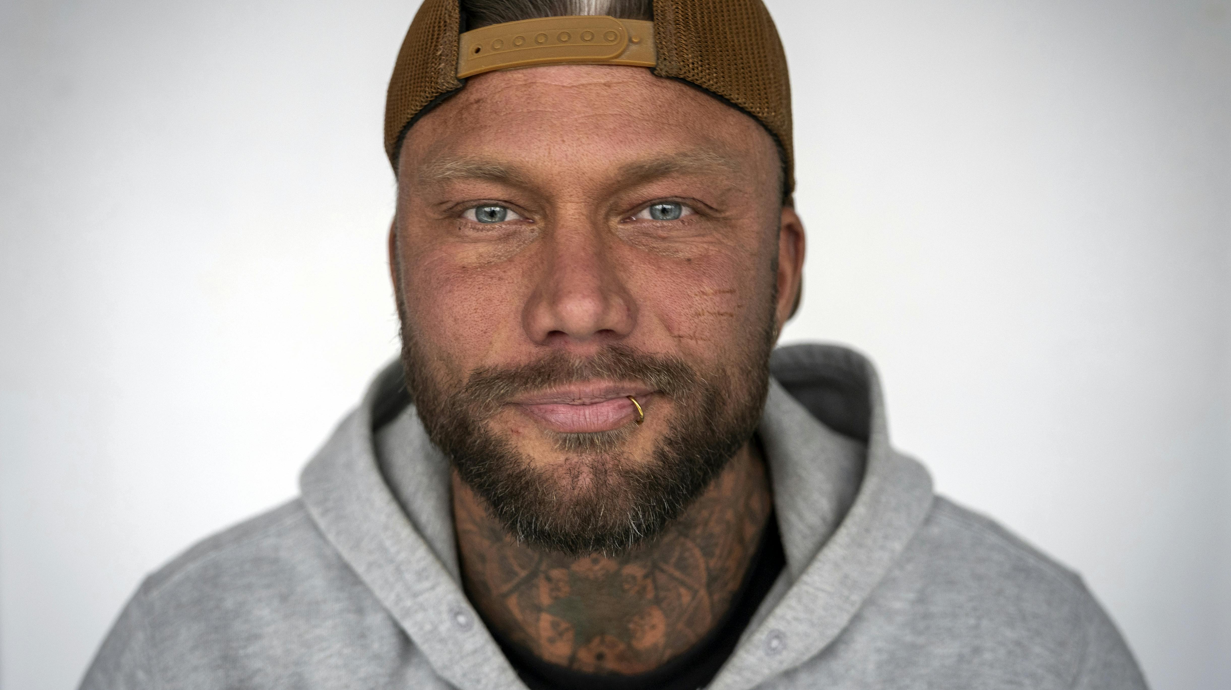 Simon "Smukke Simon" har for nu vinket farvel til sin konto på OnlyFans, fortæller han til SE og HØR.