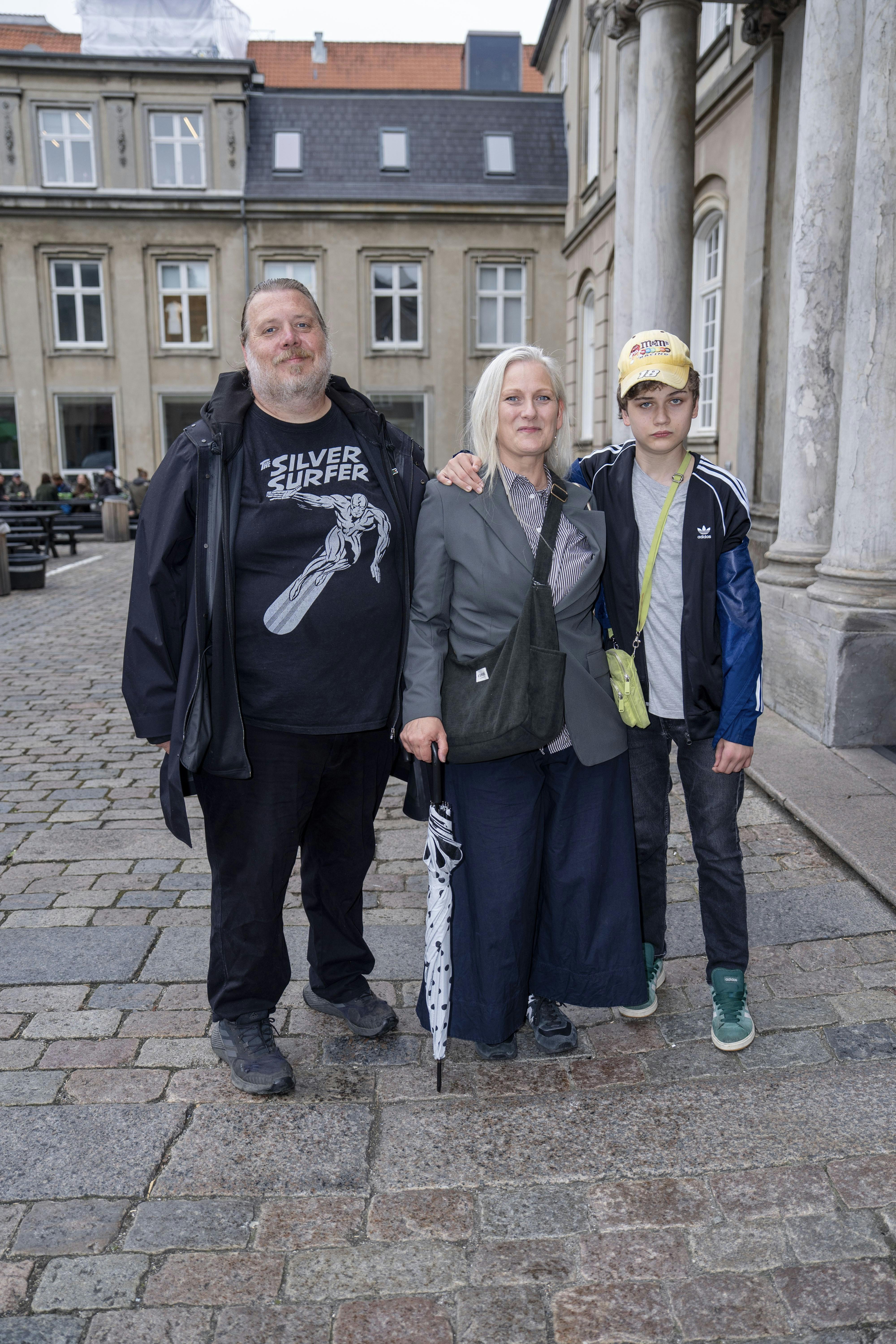 Nicolas Bro og hustruen Theresa Stougaard Petersen, 51, mødte hinanden på højskole, blev gift i 1995 og har sammen sønnen Dante på 14 år.