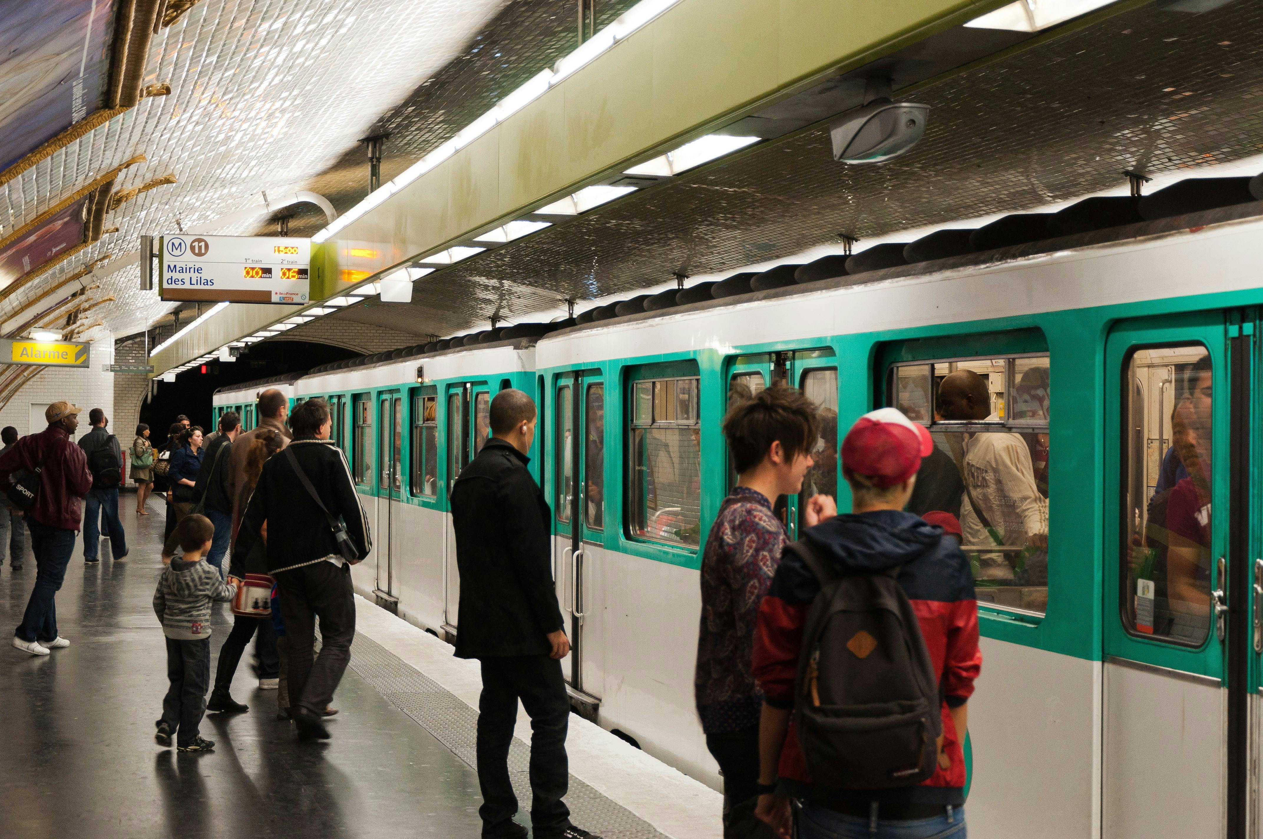 Efter 125 år siger Paris’ metro endegyldigt farvel til de klassiske papirbilletter. Fra onsdag kan de ikke længere købes.