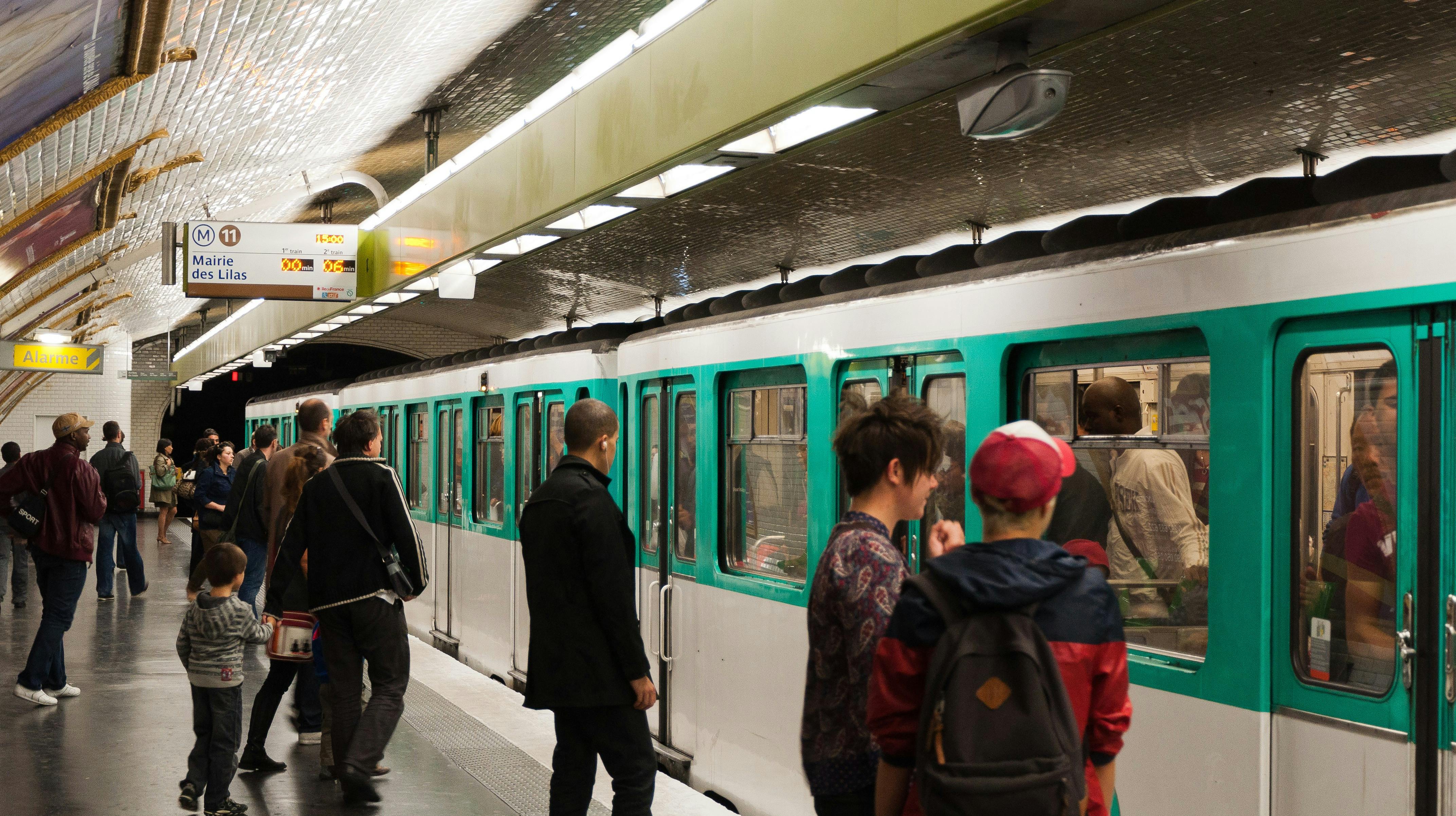 Efter 125 år siger Paris’ metro endegyldigt farvel til de klassiske papirbilletter. Fra onsdag kan de ikke længere købes.