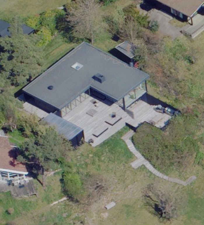 Det er denne ejendom i Hornbæk, som fodboldspilleren overtager på mandag.