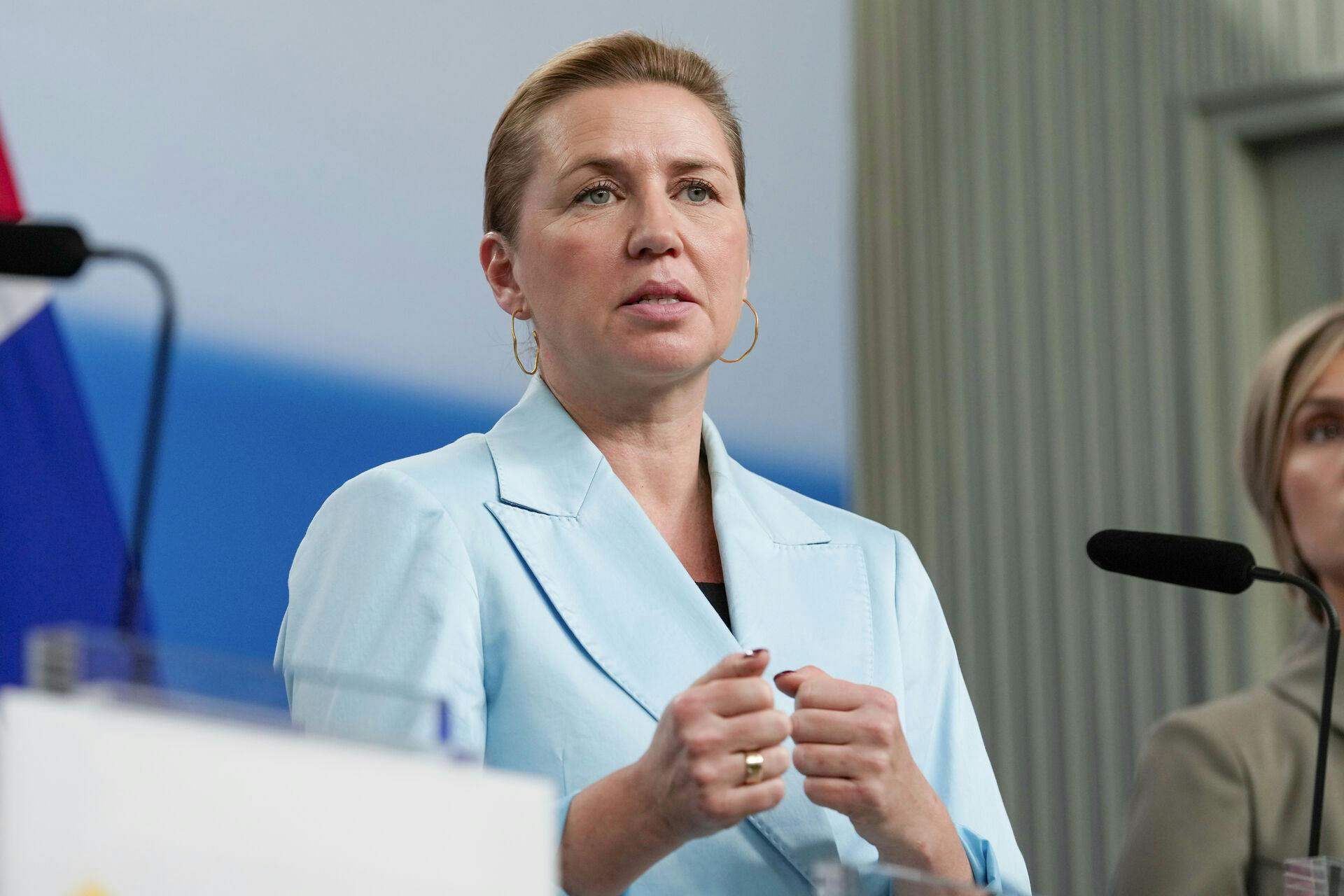 Mette Frederiksen (S) og regeringen åbner dog op for, at forældre kan give lov til børn fra 13 år.