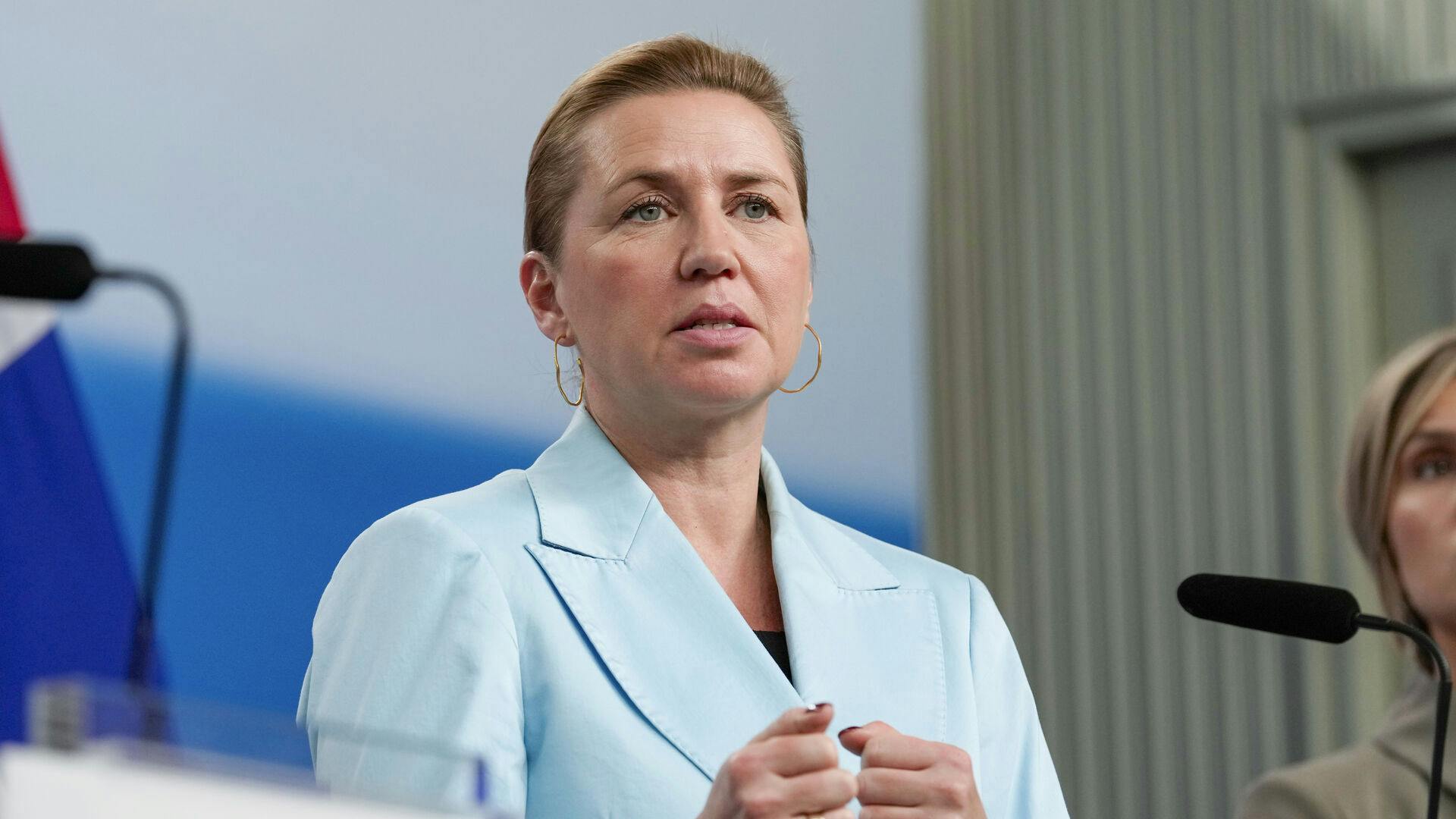 Mette Frederiksen (S) og regeringen åbner dog op for, at forældre kan give lov til børn fra 13 år.