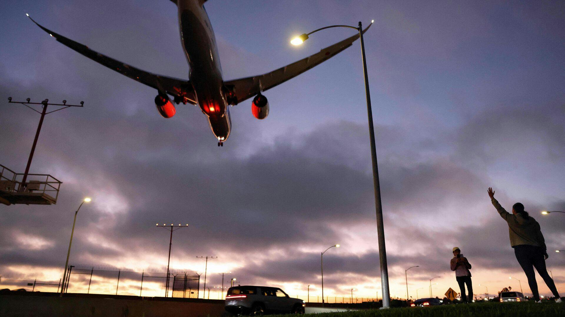 Flere hundrede fly er fredag aflyst i USA som følge af den føderale nedlukning, der nu rammer lufttrafikken hårdt. Manglen på flyveledere har skabt forsinkelser og fået myndighederne til at skære ned på antallet af flyafgange.