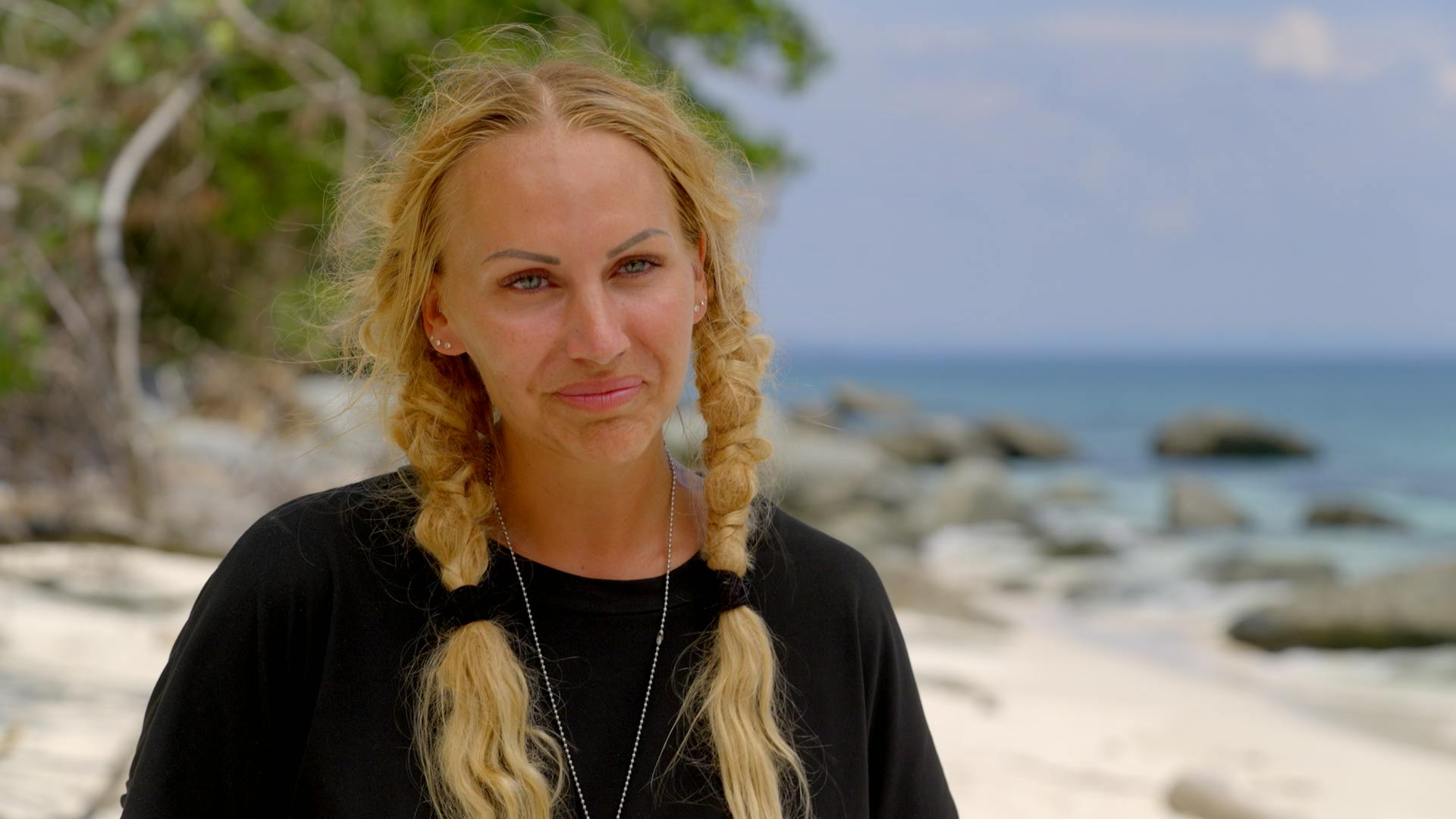 Trine Damgaard Lidsmoes tager ifølge Line Bøg Risager et stykke slik fra hendes hånd efter auktionen. Flere er dog uenige i den udlægning.