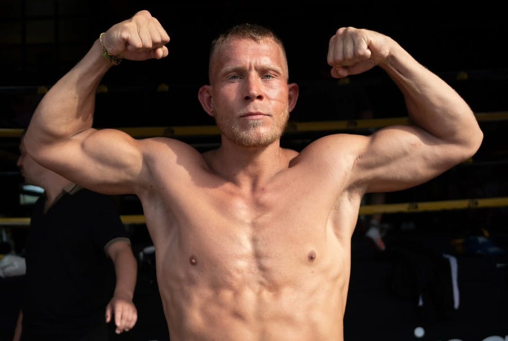 Simon "The Savage" blev af flere thailandske medier omtalt som "den danske bokser". Nu er han blevet udvist af Thailand og sendt hjem på en flyver.