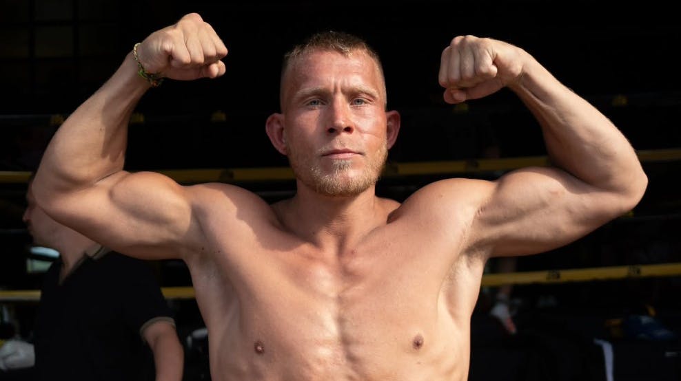 Simon "The Savage" blev af flere thailandske medier omtalt som "den danske bokser". Nu er han blevet udvist af Thailand og sendt hjem på en flyver.