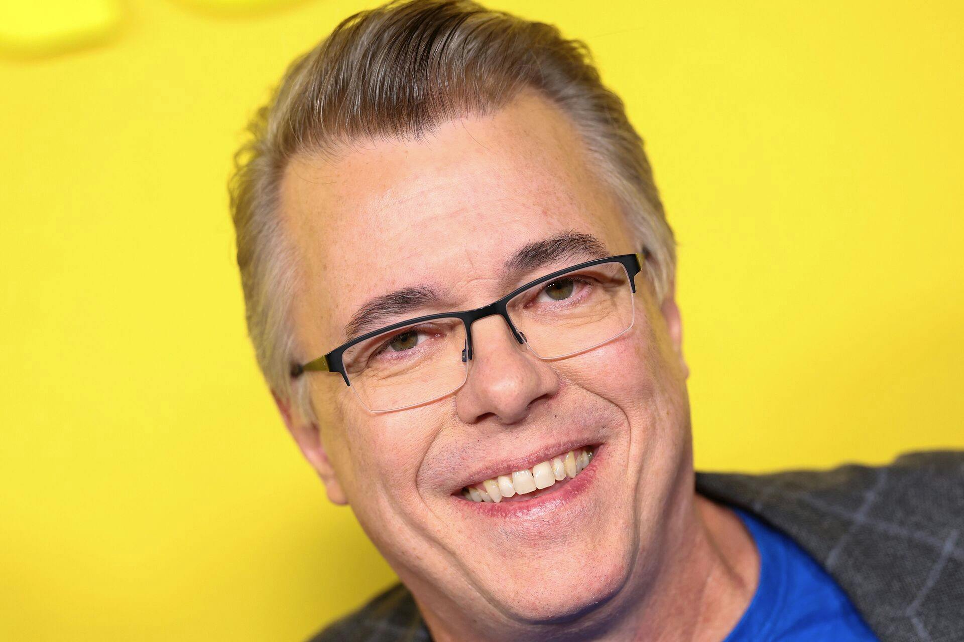  For 17 år siden udkom Vince Gilligan med tv-serien "Breaking Bad", der skulle vise sig at blive en international succes. I denne uge er han aktuel med sin nye tv-serie "Pluribus", som blev vist ved premieren tirsdag i Los Angeles. 