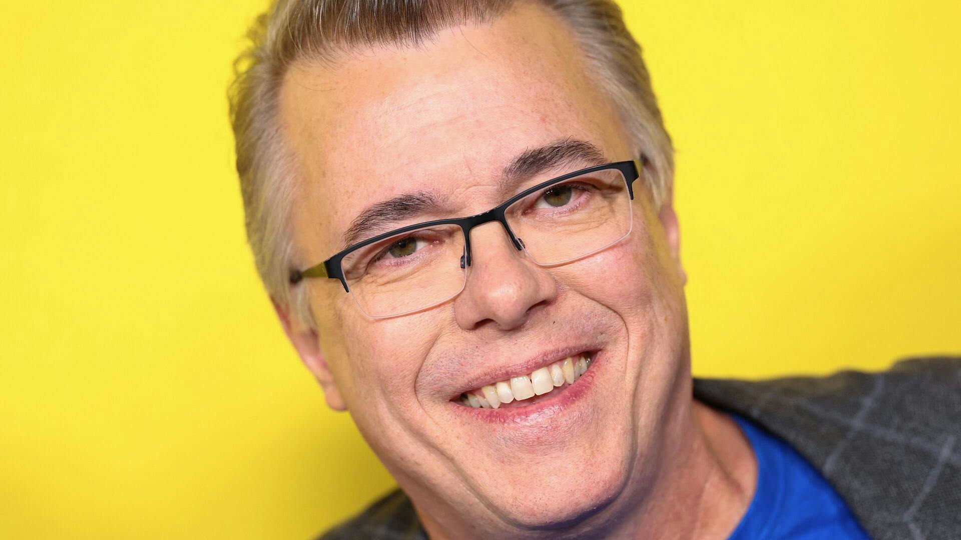 For 17 år siden udkom Vince Gilligan med tv-serien "Breaking Bad", der skulle vise sig at blive en international succes. I denne uge er han aktuel med sin nye tv-serie "Pluribus", som blev vist ved premieren tirsdag i Los Angeles.