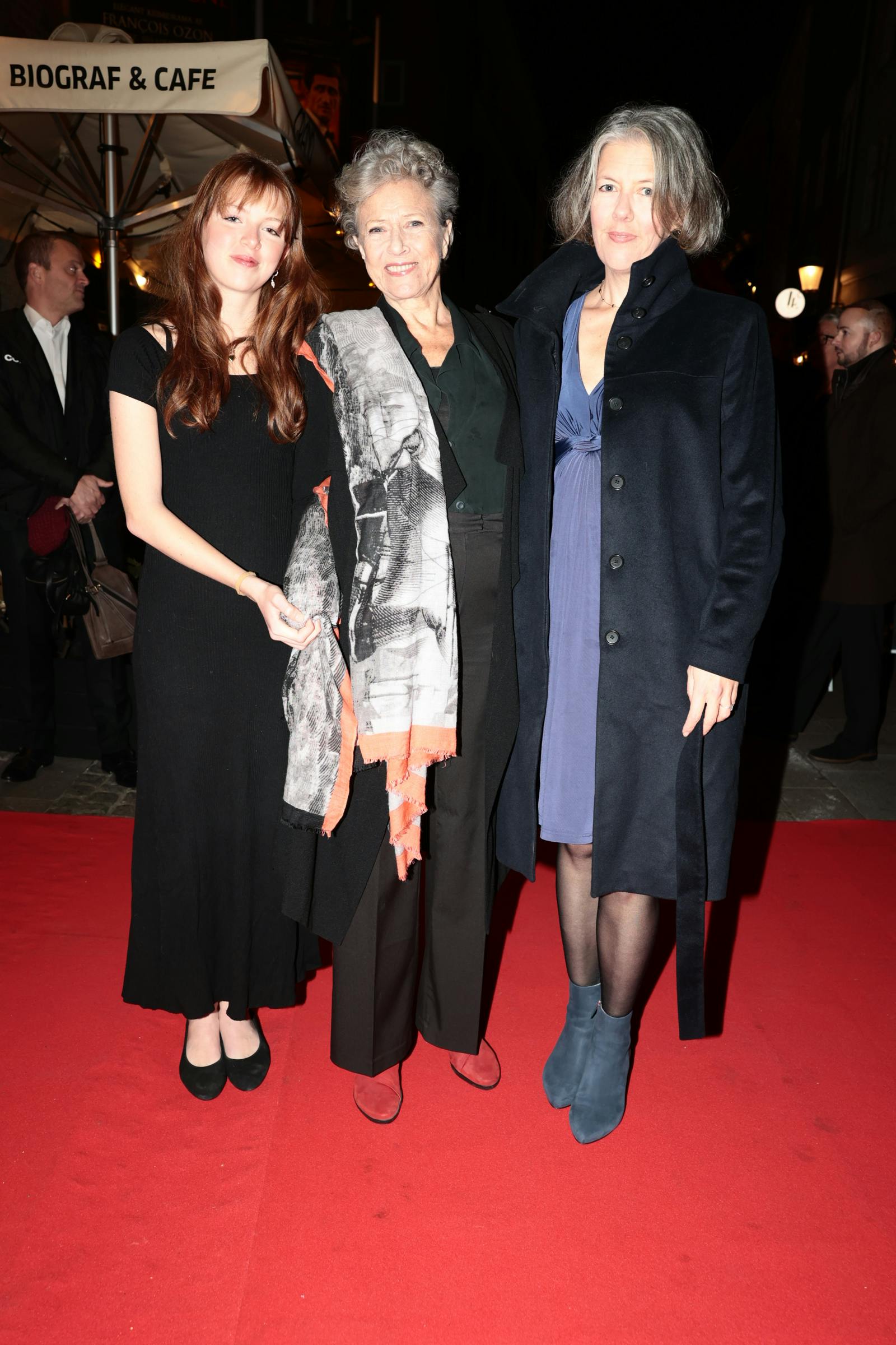 Birthe Neumann sammen med sit barnebarn Elena (tv.) og datter Stine (th.)