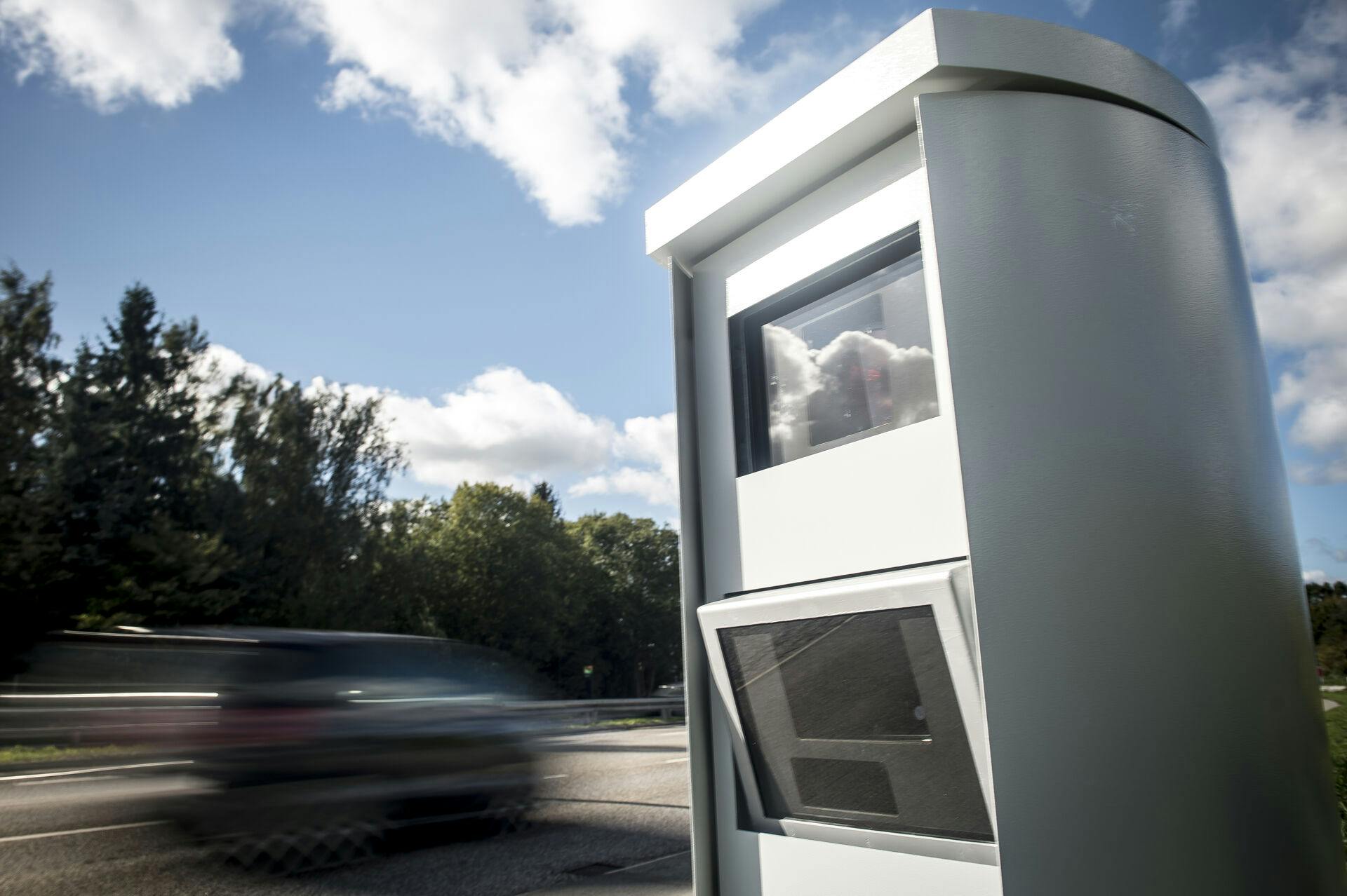 Der afsættes 64,2 millioner kroner til nye og opgraderede stærekasser. I alt får Danmark 60 ATK-standere, der skal dæmpe farten på ulykkesbelastede strækninger. Blandt andet mellem Bramming og Ribe samt på flere motorveje.