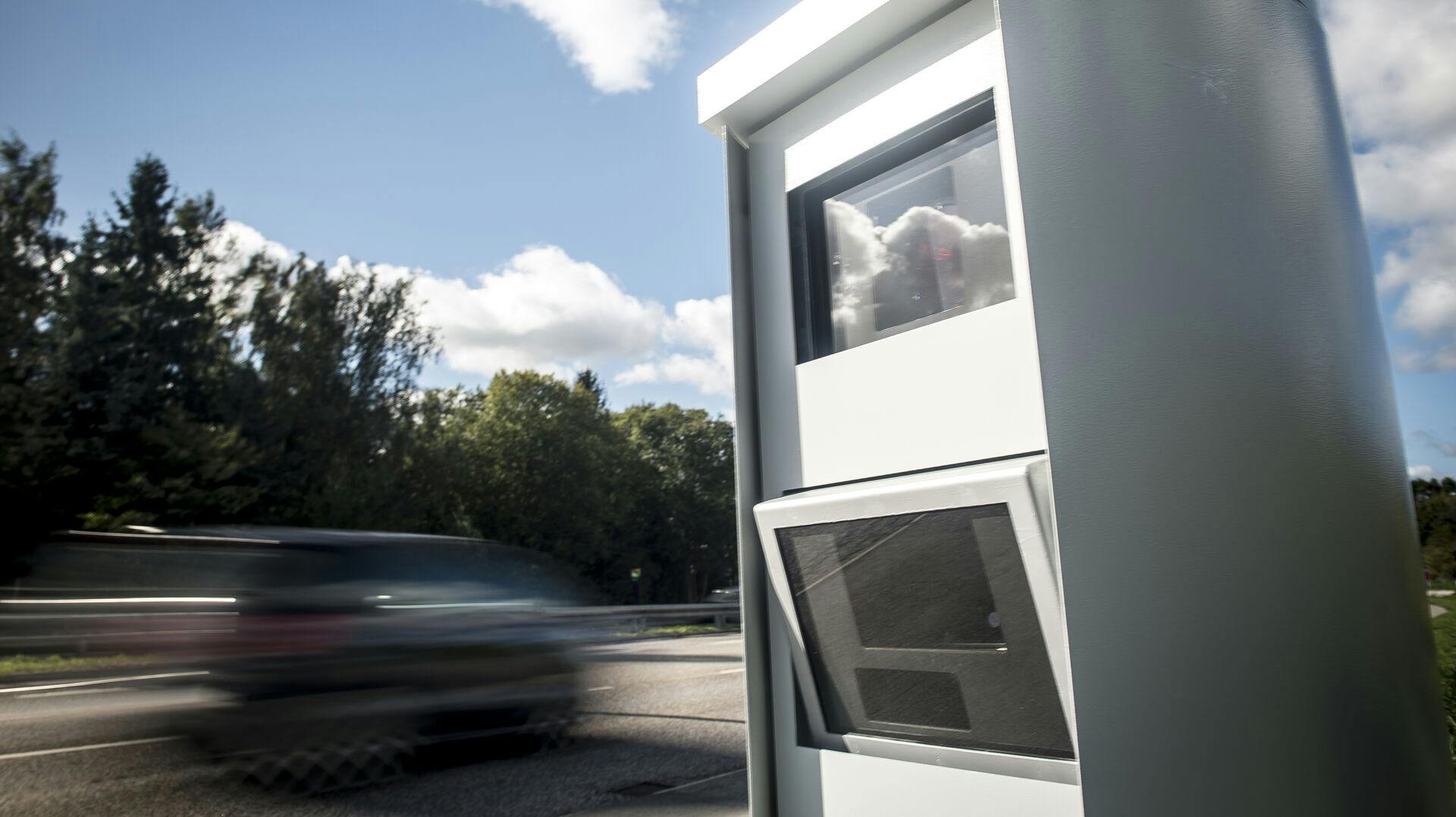 Der afsættes 64,2 millioner kroner til nye og opgraderede stærekasser. I alt får Danmark 60 ATK-standere, der skal dæmpe farten på ulykkesbelastede strækninger. Blandt andet mellem Bramming og Ribe samt på flere motorveje.