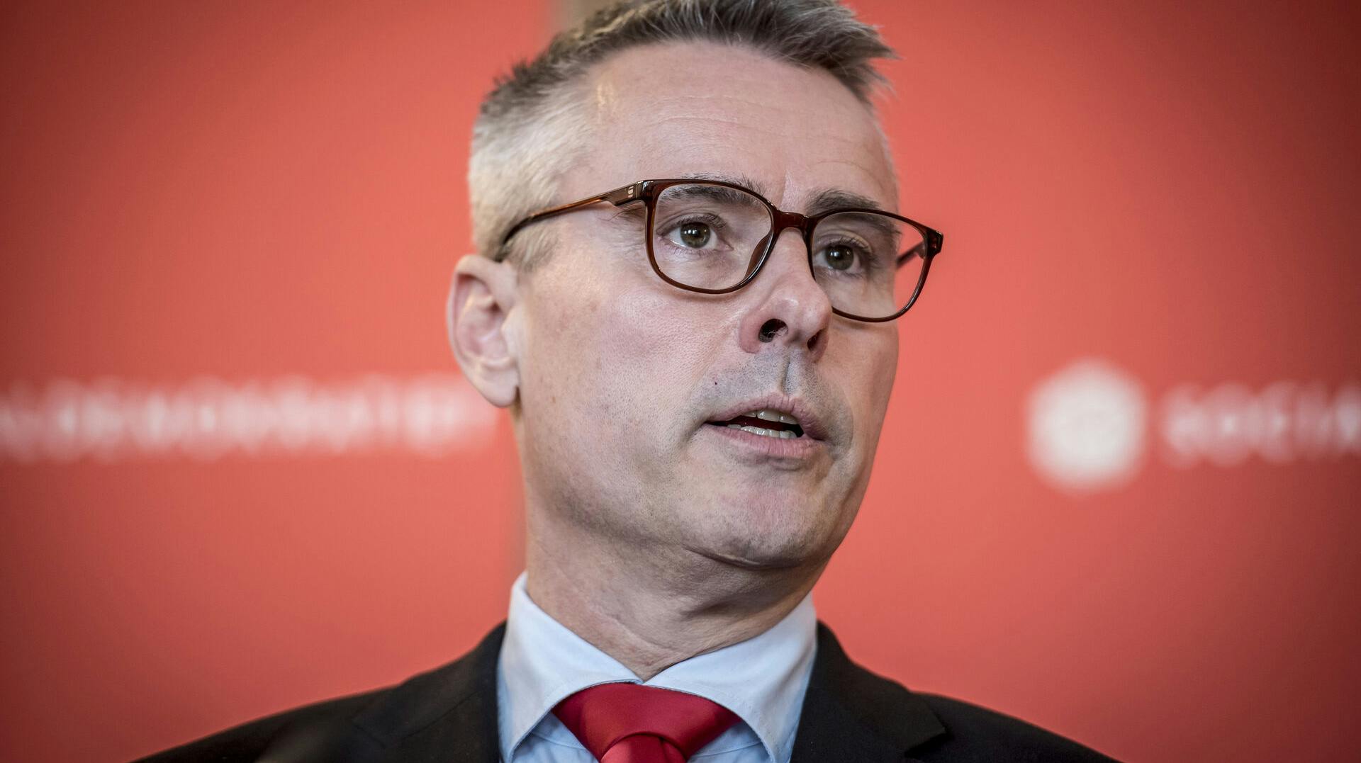 Der er lidt lys i mørket for Henrik Sass Larsen.