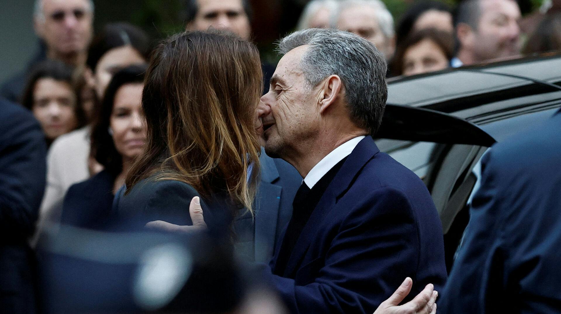 Måske bliver den tidligere franske præsident Nicolas Sarkozy snart lukket ud, så han igen kan kysse med sin kone Carla Brun-Sarkozy.