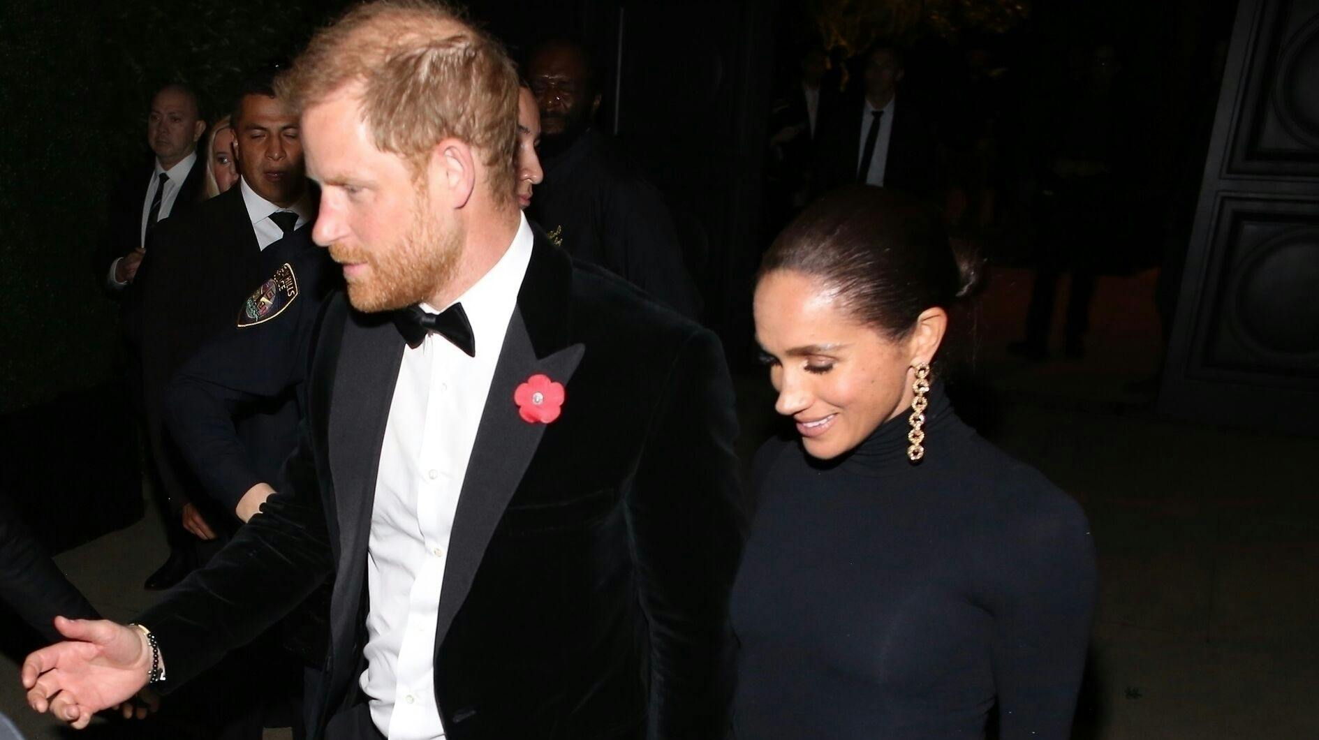 Prins Harry og hertuginde Meghan dukker op til festen. 